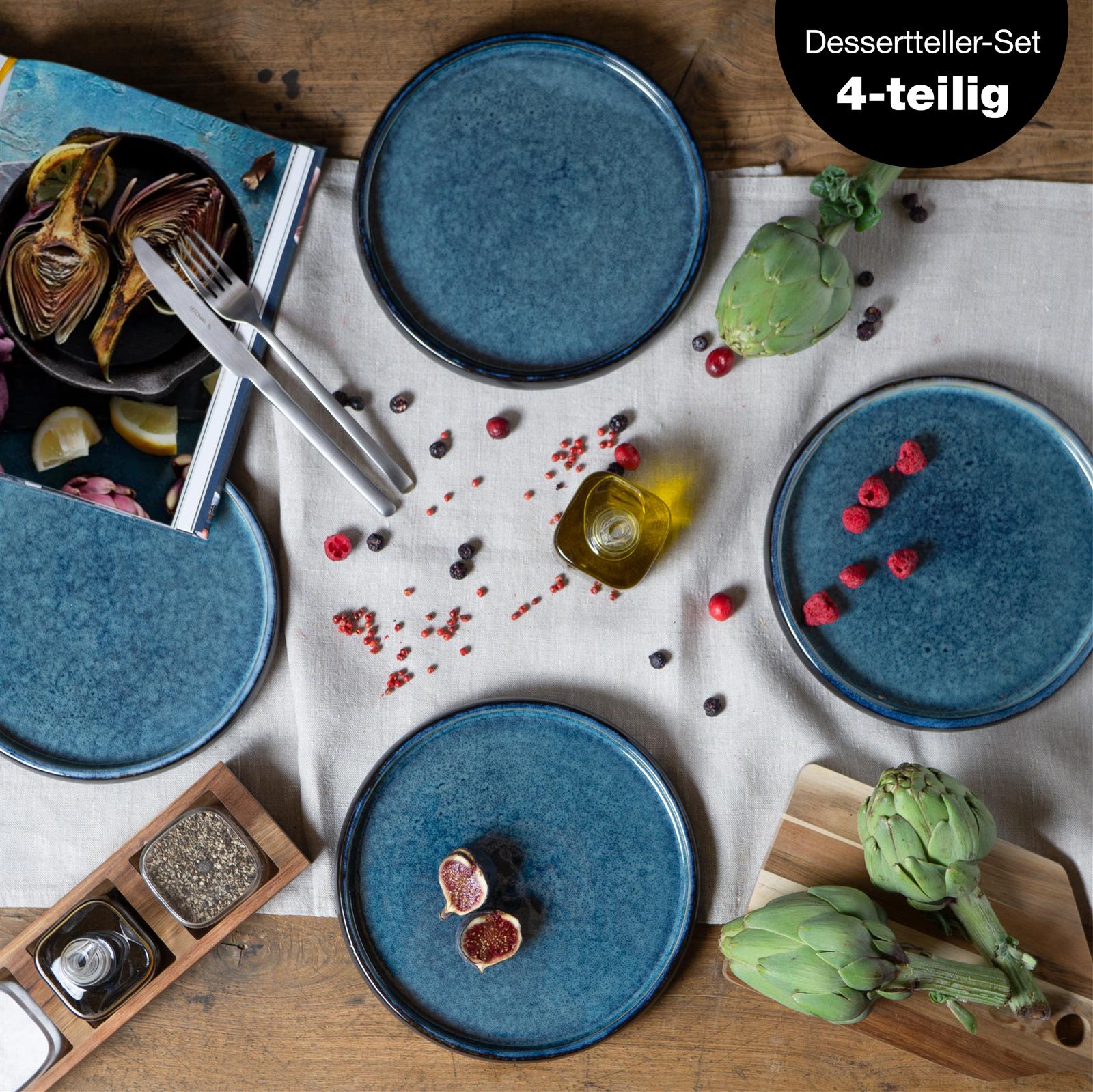 Ein 4-teiliges Gourmet-Dessert-Teller-Set in reaktivem Blau, das auf einem Tisch arrangiert