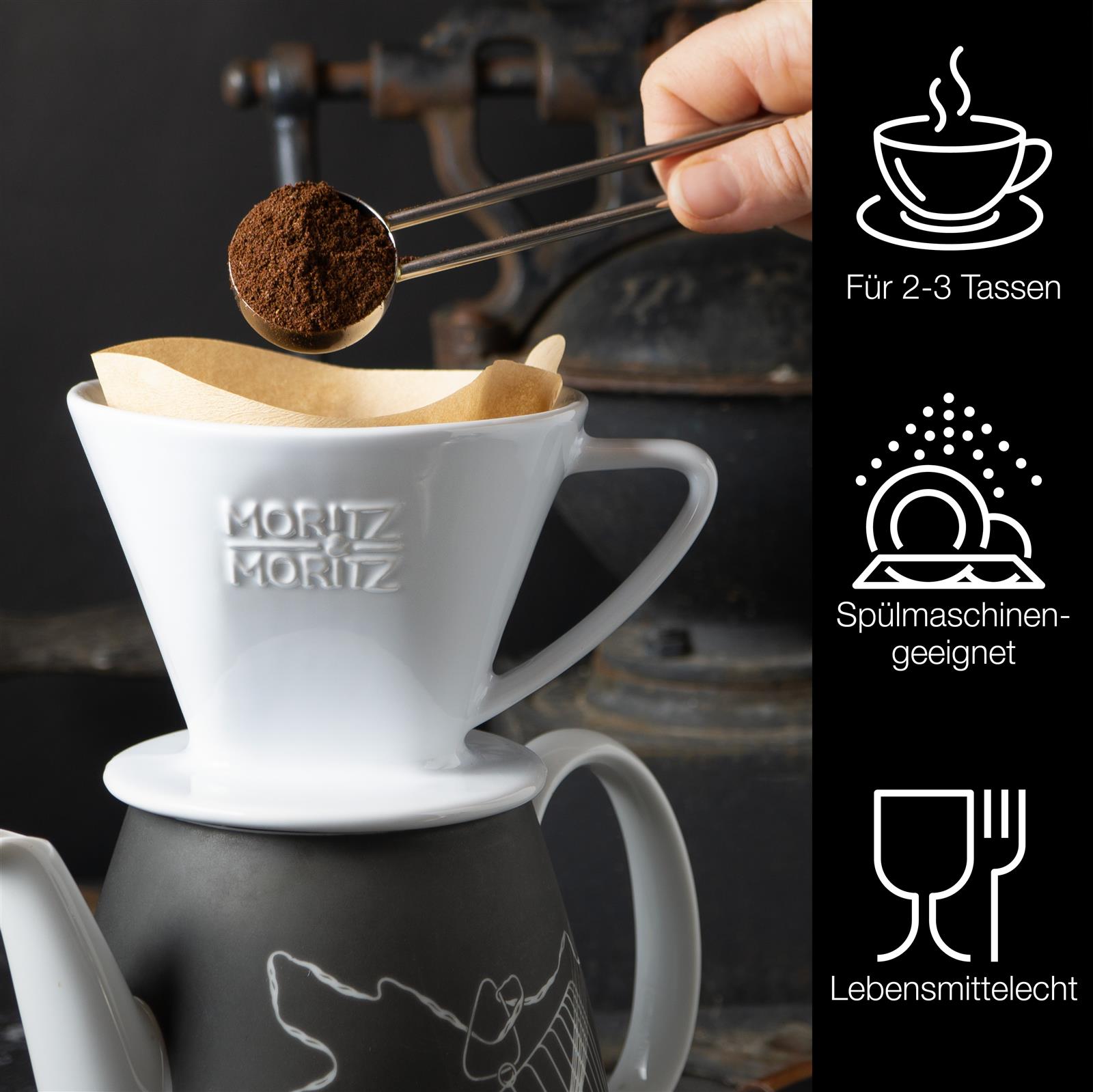 Zwei naturbraune Kaffeefilter der Größe 2 aus ungebleichtem Papier liegen nebeneinander auf weißem Hintergrund