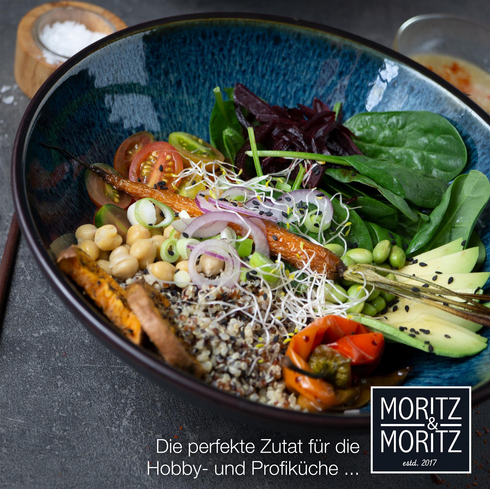 Zwei stilvolle Salat-Bowls aus hochwertigem Material mit moderner Ästhetik, perfekt für gesunde Mahlzeiten und Zubereitungen, abgebildet vor einem neutralen Hintergrund. Ideal für die optische Präsentation in Küchen und Essbereichen.