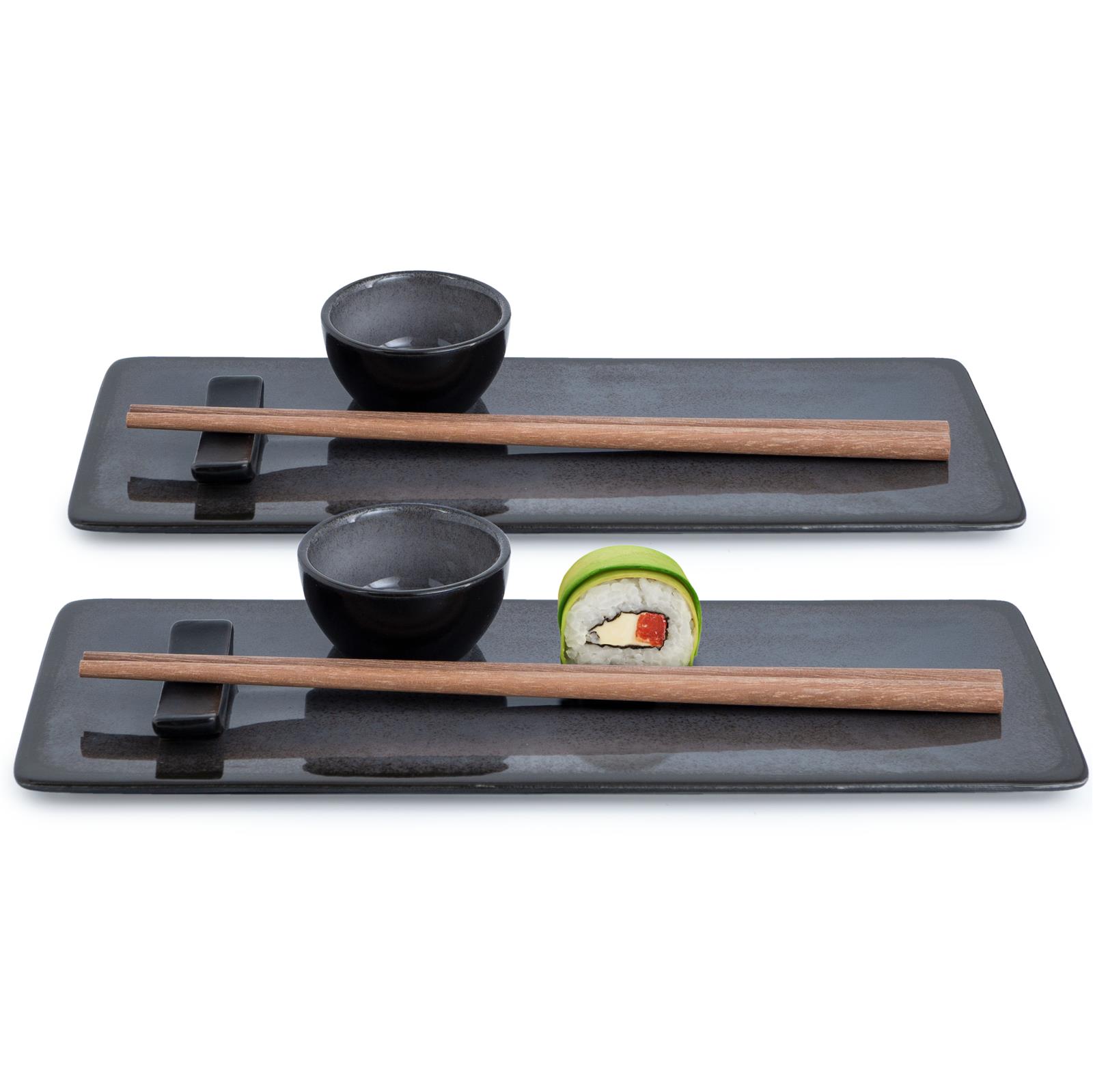 10-teiliges Sushi-Set in Grau aus Keramik mit Essstäbchen und Servierteller 10-teiliges graues Sushi-Set bestehend aus zwei rechteckigen Tellern, zwei kleinen Schälchen, zwei Paar Holz-Essstäbchen mit Ablagen und zwei kleinen Porzellanschalen, stilvoll arrangiert auf hellem Untergrund.