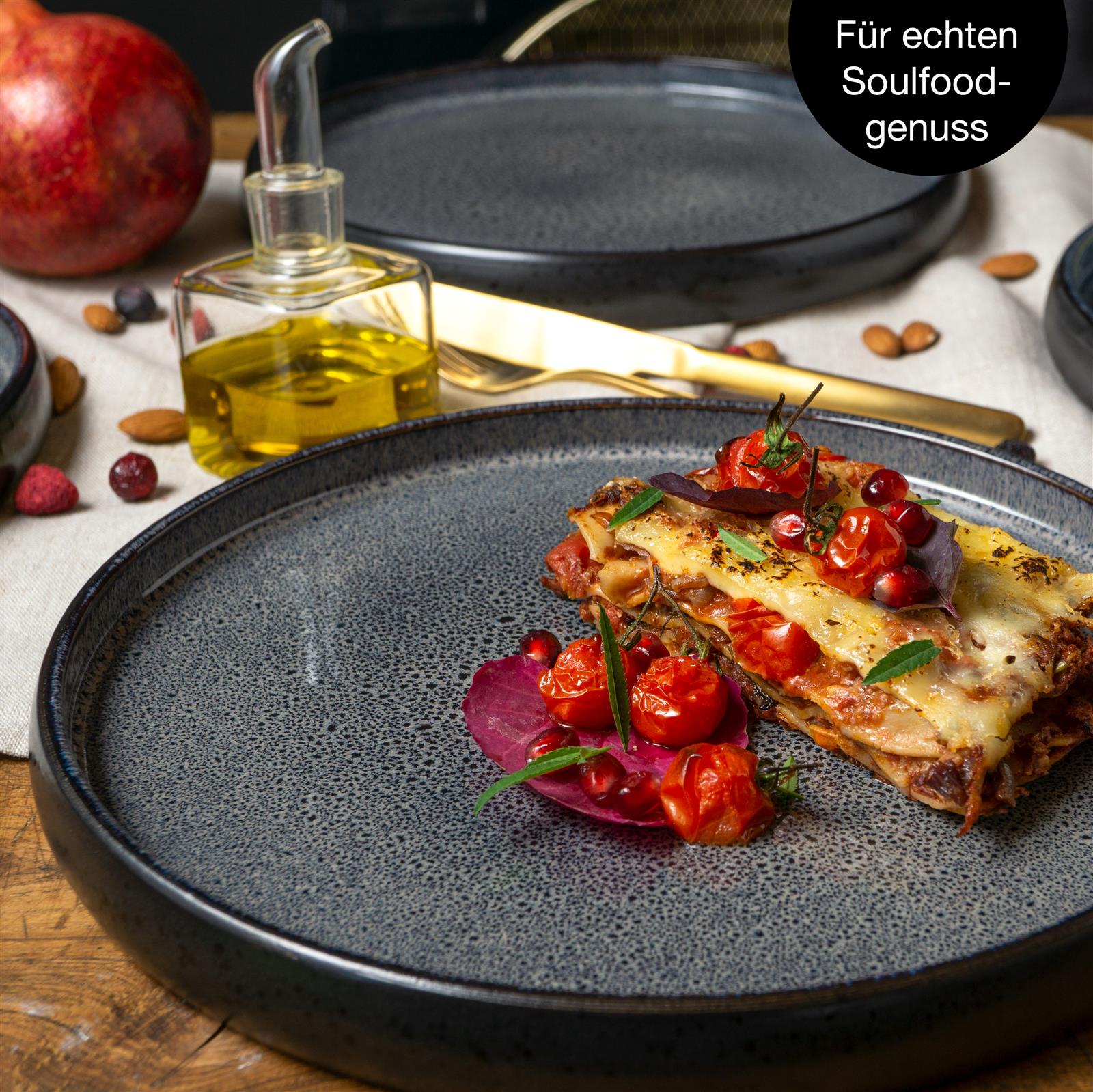 Ein Gourmet-Dinner-Set in Grau, bestehend aus mehreren Tellern