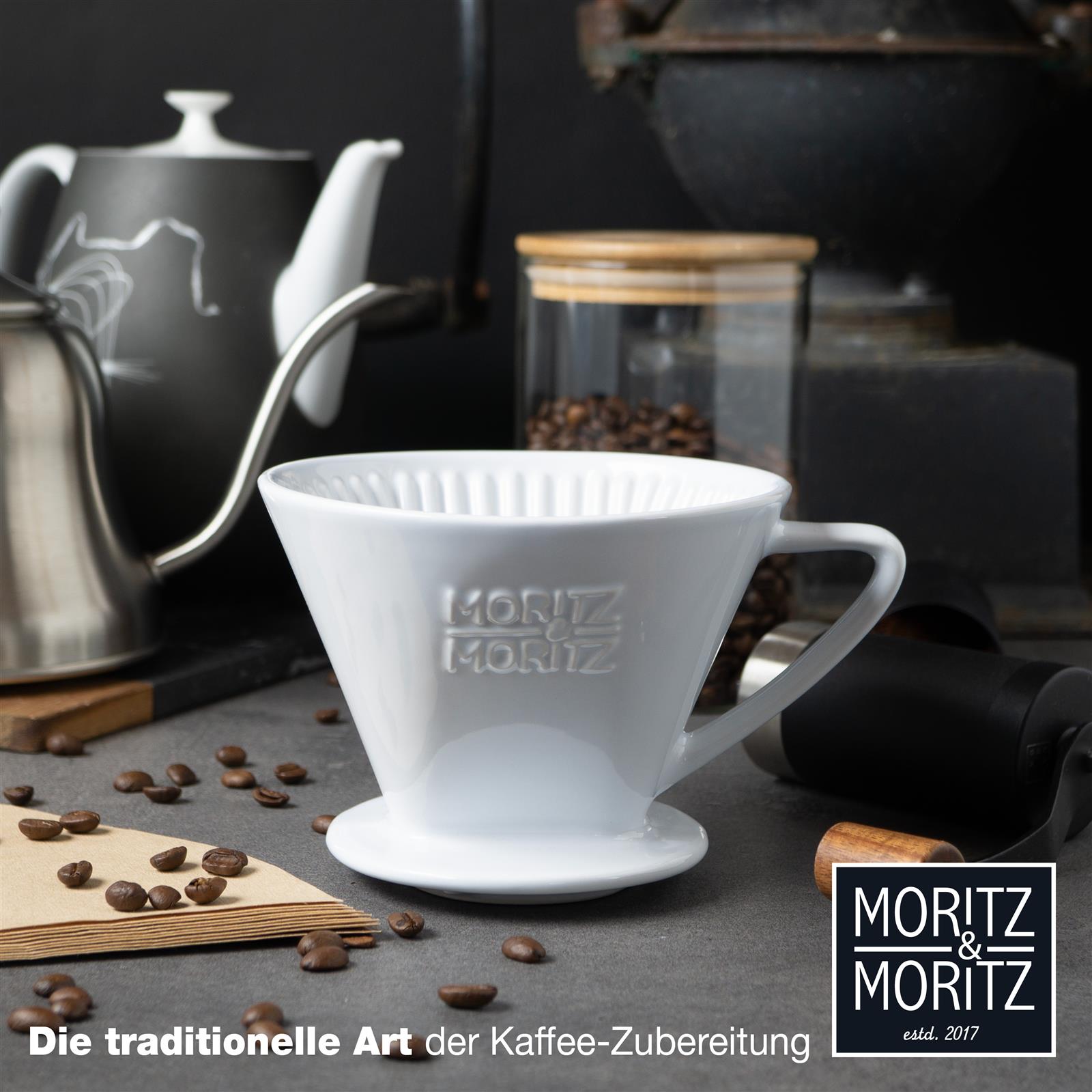 Braune Kaffeefilter der Größe 4 aus ungebleichtem Papier, fächerartig aufgefächert vor neutralem Hintergrund