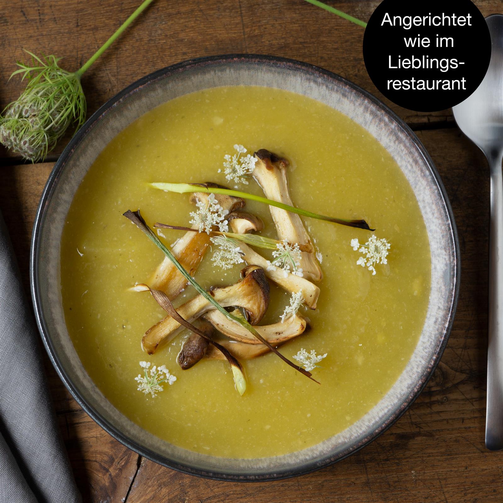 Tellerset in Beige, Sechs beige Gourmet-Suppenteller aus Steingut mit leicht strukturierter Oberfläche und mattem Finish