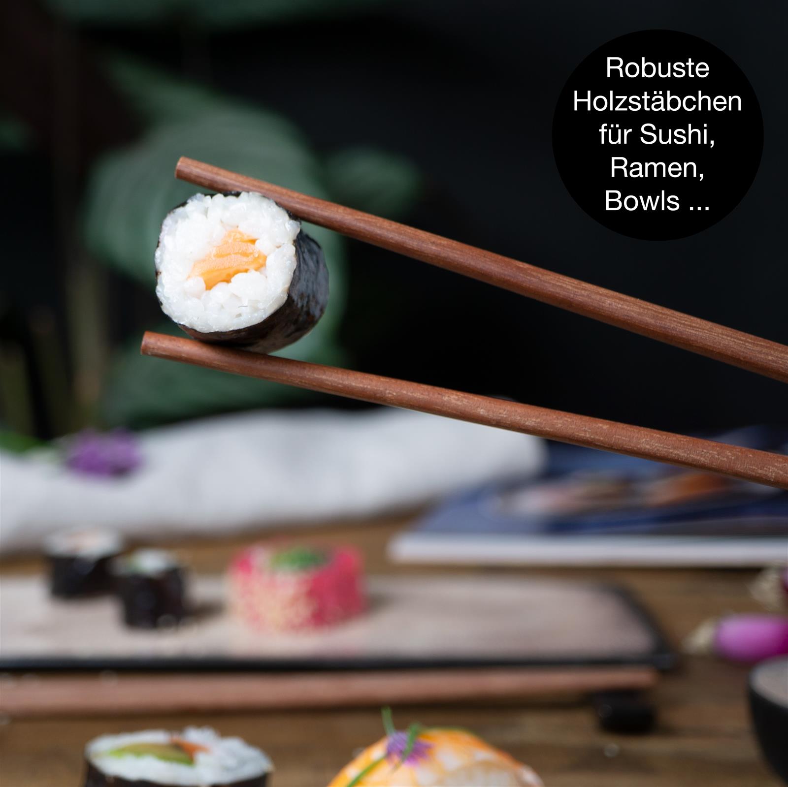 10-teiliges Sushi-Set in Beige auf einem gedeckten Tisch, bestehend aus zwei rechteckigen Tellern, zwei runden Schälchen