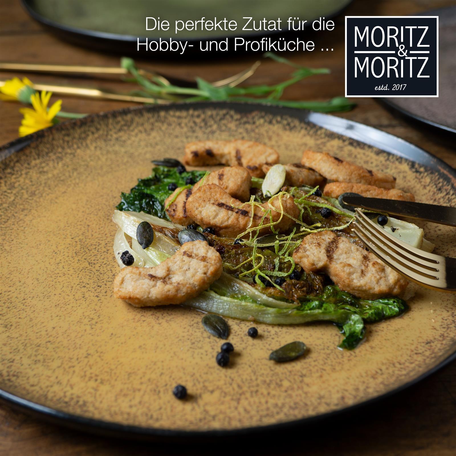 Tellerset in Vintage, Sechsteilige Gourmet-Dinnerteller-Set in Vintage-Optik auf dunkler Tischplatte arrangiert, die grauen