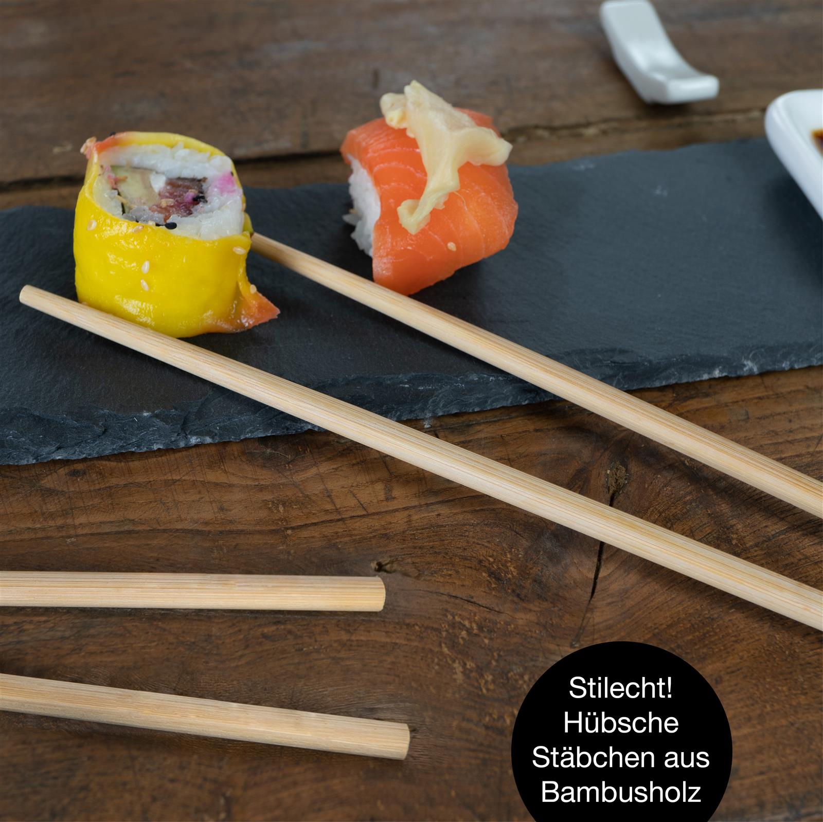 Zwei Schälchen mit unterschiedlich gewürzten Nüssen auf einem dunklen Untergrund