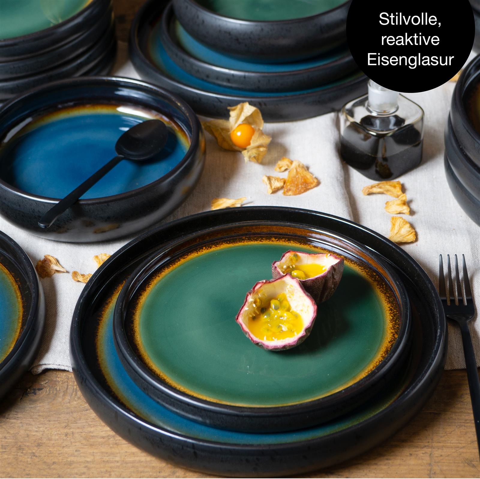 Modernes Geschirrset in Grün und Blau – 12-teiliges Keramik Set für stilvolles Servieren Geschirrset aus grün-blauem Keramik mit flachen und tiefen Tellern sowie Schüsseln, auf einem Holztisch arrangiert. Das Set zeigt einen Farbverlauf von Dunkelgrün zu Blau und wirkt modern und handgefertigt.