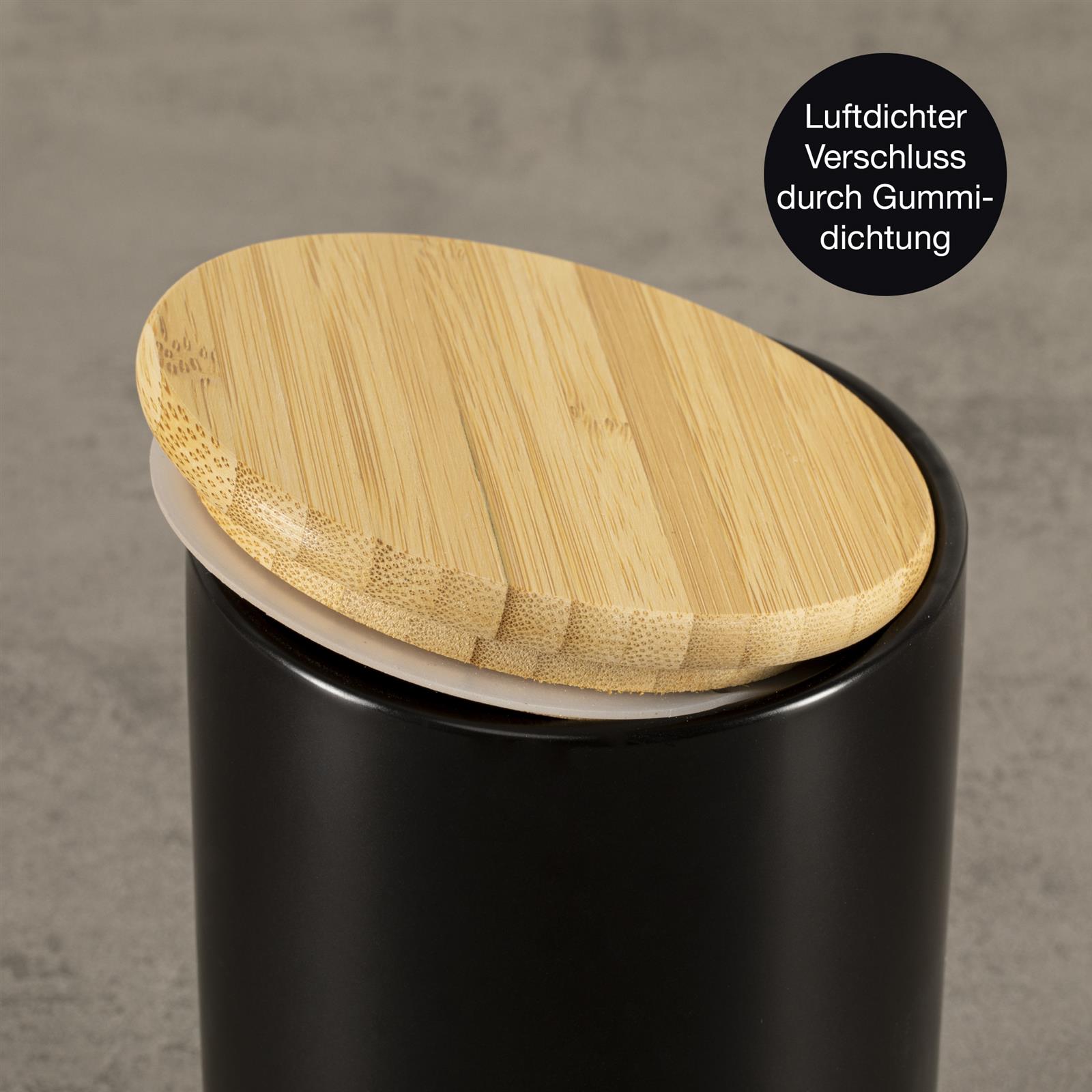 Keramik Aufbewahrungsbecher 3er Set mit Holzdeckel – stilvolle Vorratsdosen in modernem Design Drei stapelbare Aufbewahrungsbecher aus Keramik in Beige-, Rosa- und Grüntönen mit Holzdeckeln, auf einem hellen Untergrund arrangiert.