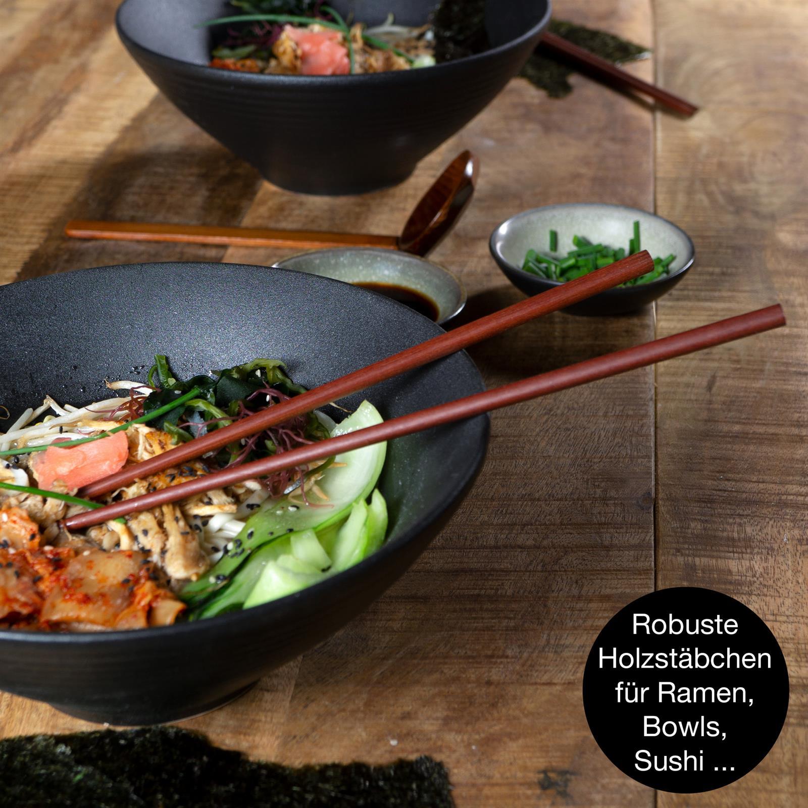 Ramenschale in Schwarz, Zwei schwarze Gourmet-Ramen-Schüsseln mit Rillen-Design, gefüllt mit buntem Gemüse und Nudeln