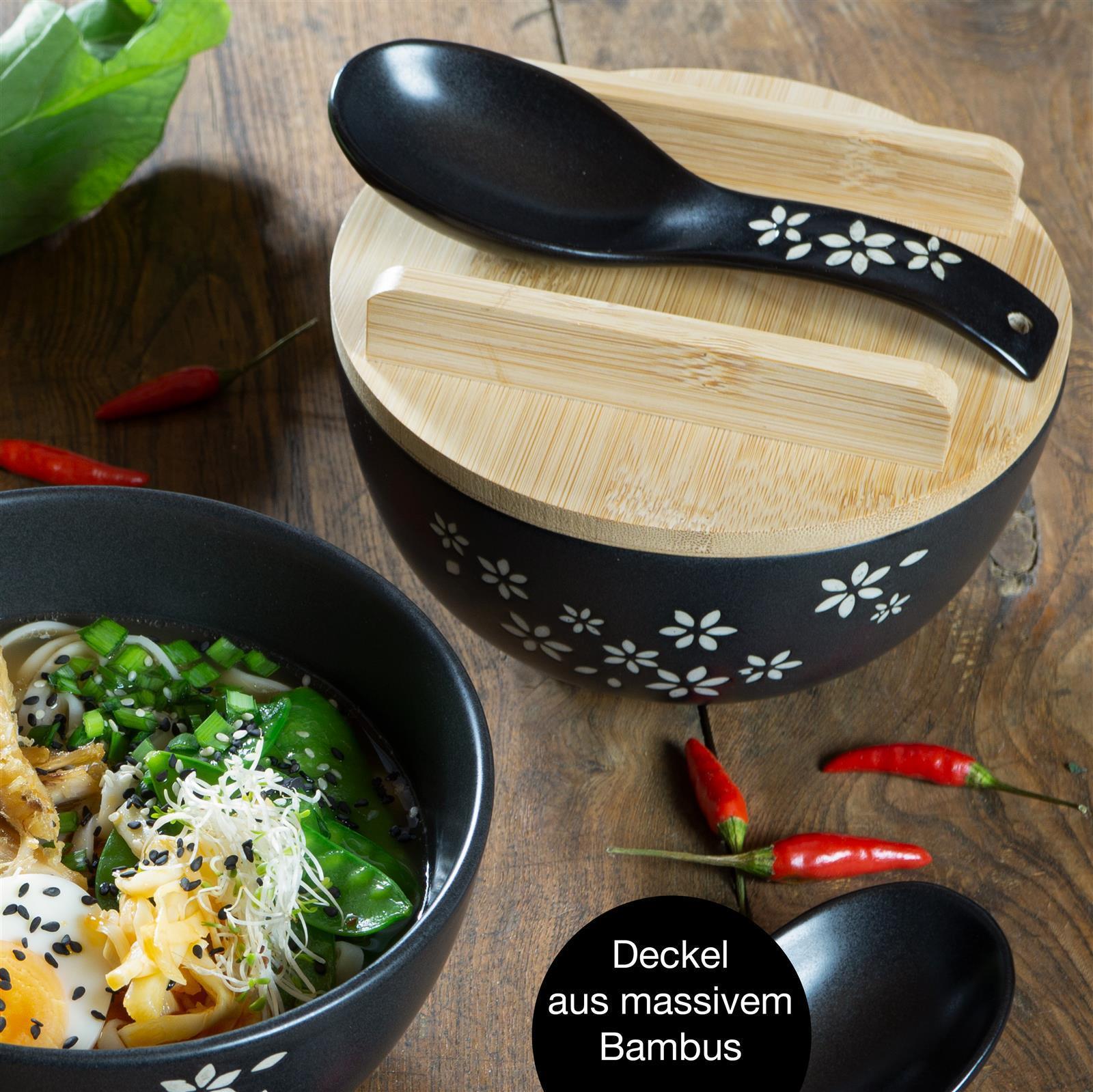 Ramenschale, Zwei Gourmet-Ramen-Schalen mit Blumendesign-Deckeln, bereit zum Servieren, präsentiert in einer und Küche