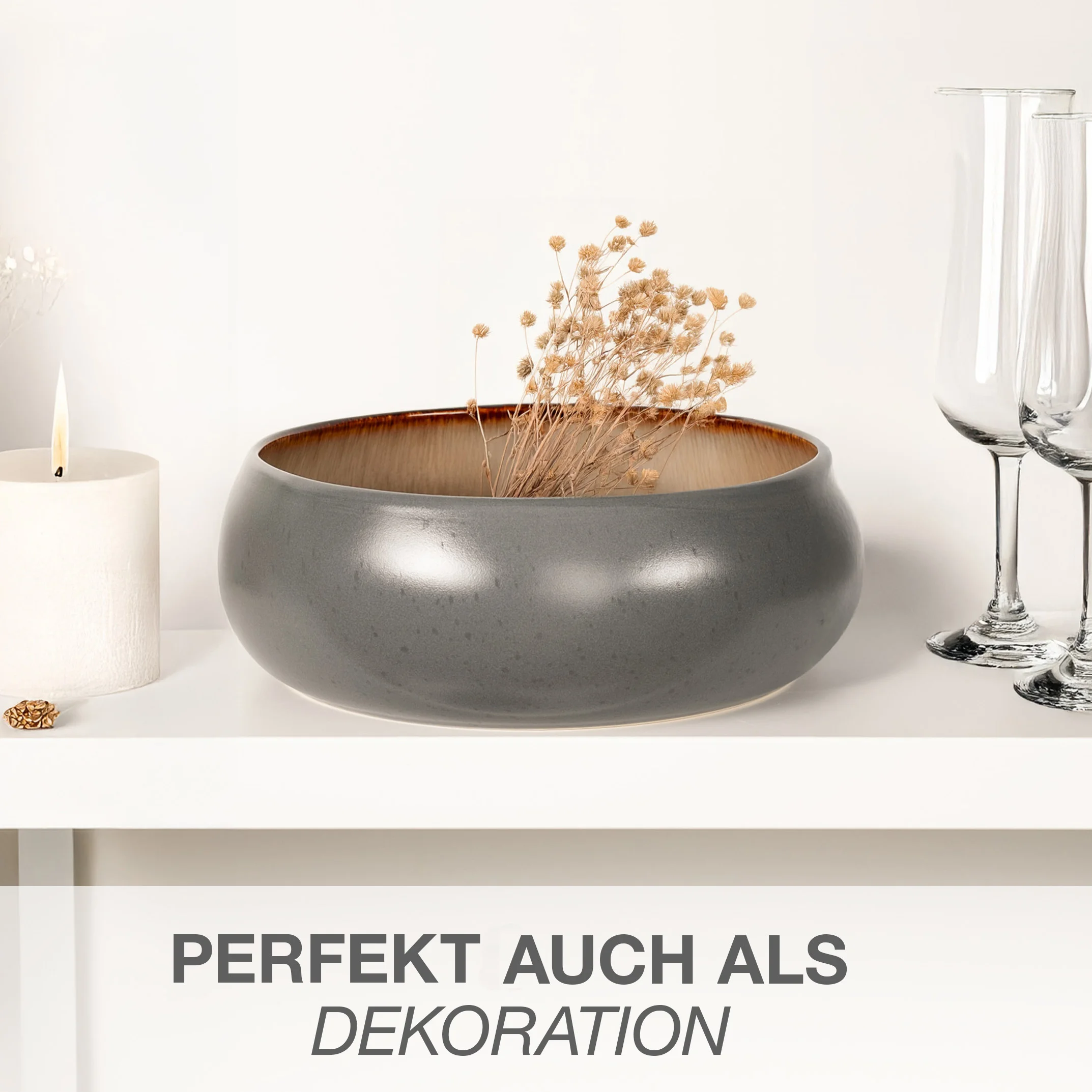 SOLID Servierschale Beige, in der Hand gehalten