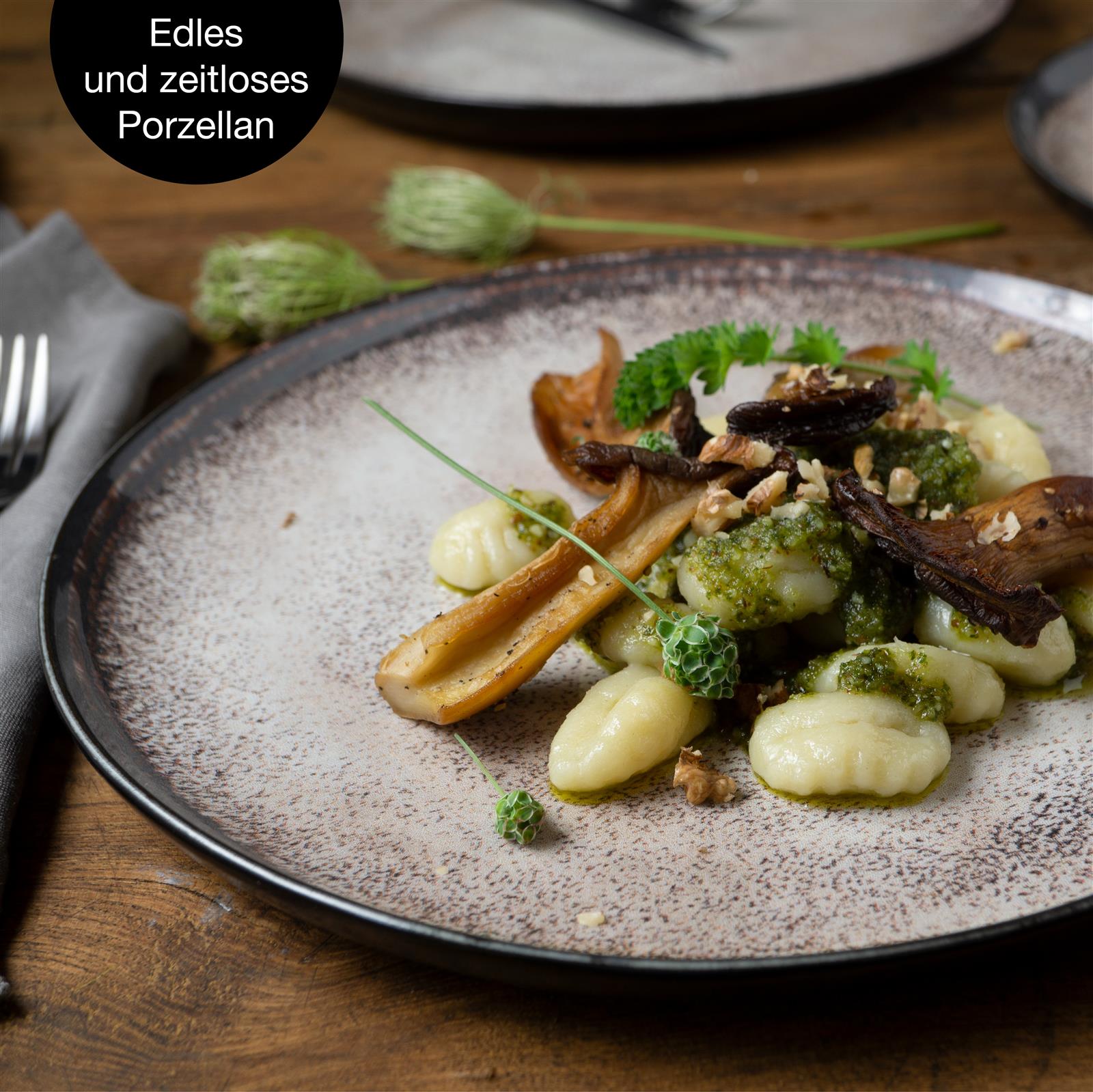 Tellerset in Beige, Beigefarbenes Gourmet-Dinnerteller-Set, bestehend aus flachen, runden Tellern auf hellem Untergrund