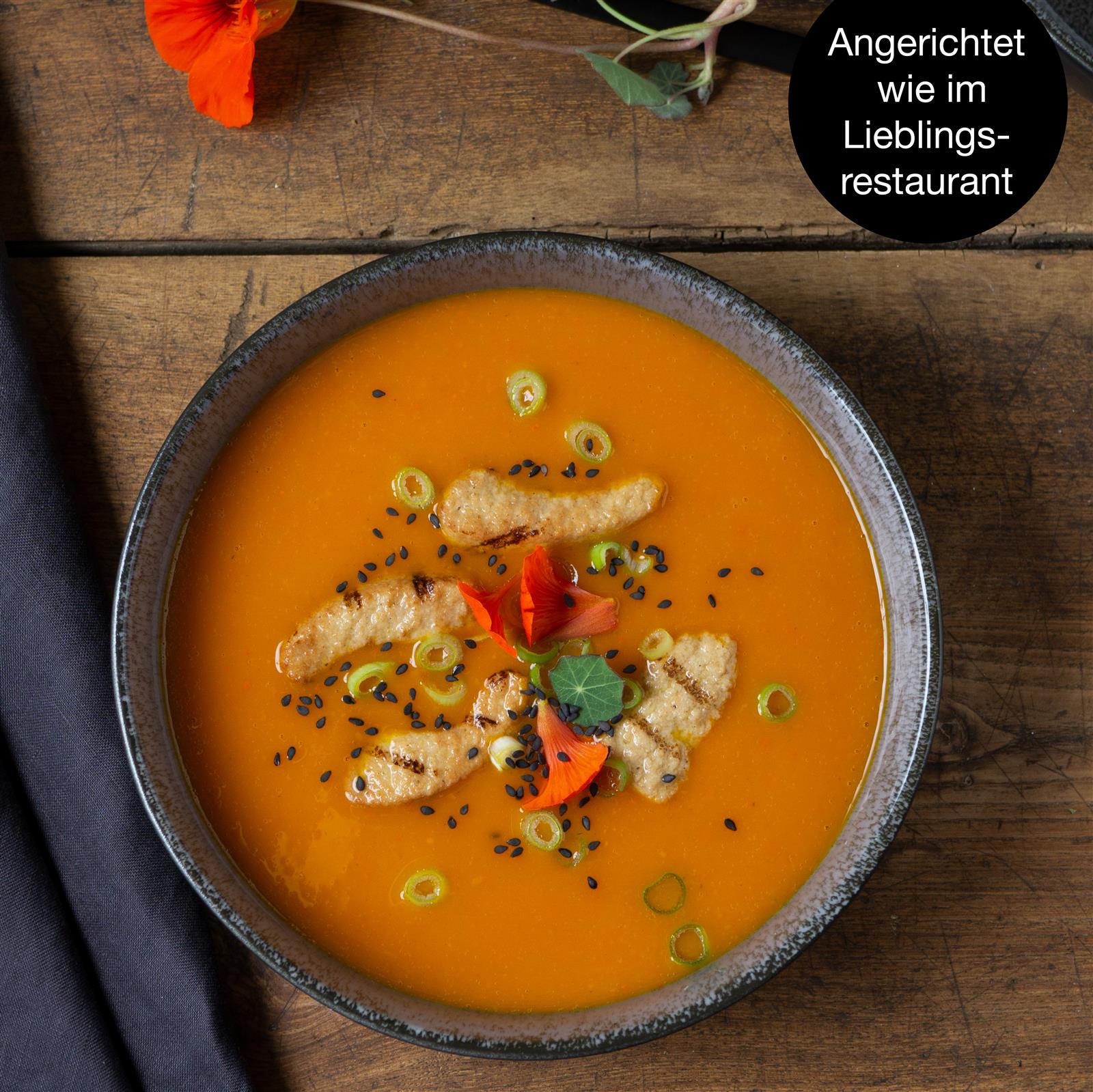 Tellerset in Anthrazit, 6-teiliges Gourmet Suppenteller-Set in Anthrazit, auf einem Tisch arrangiert