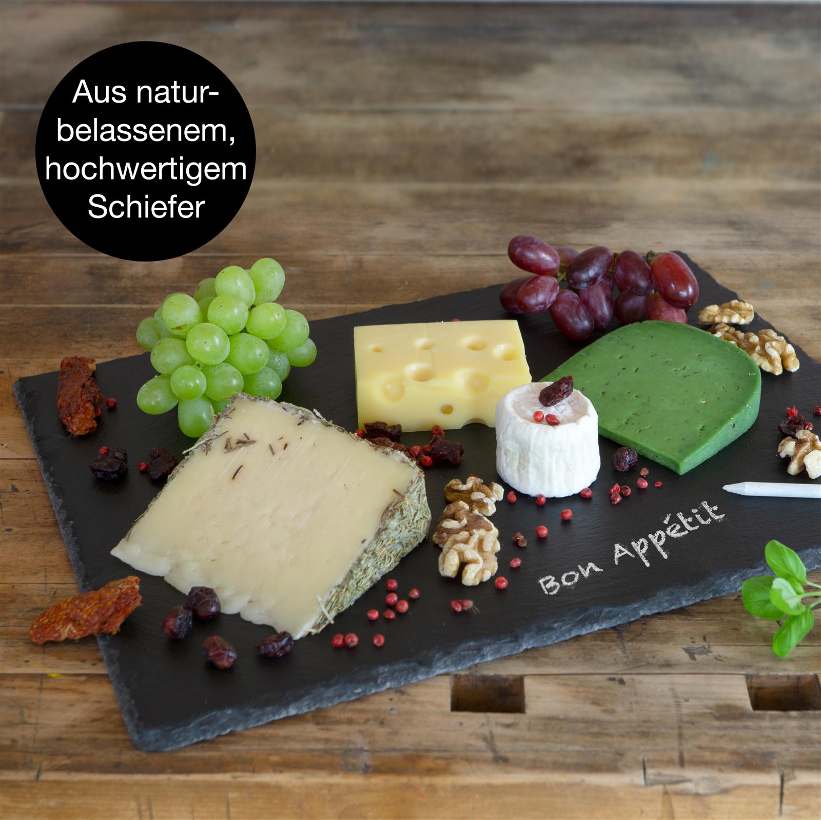 Holzbrett, Nahaufnahme eines saftig gegrillten Tomahawk-Steaks mit kräftiger Grillkruste auf einem Holzbrett