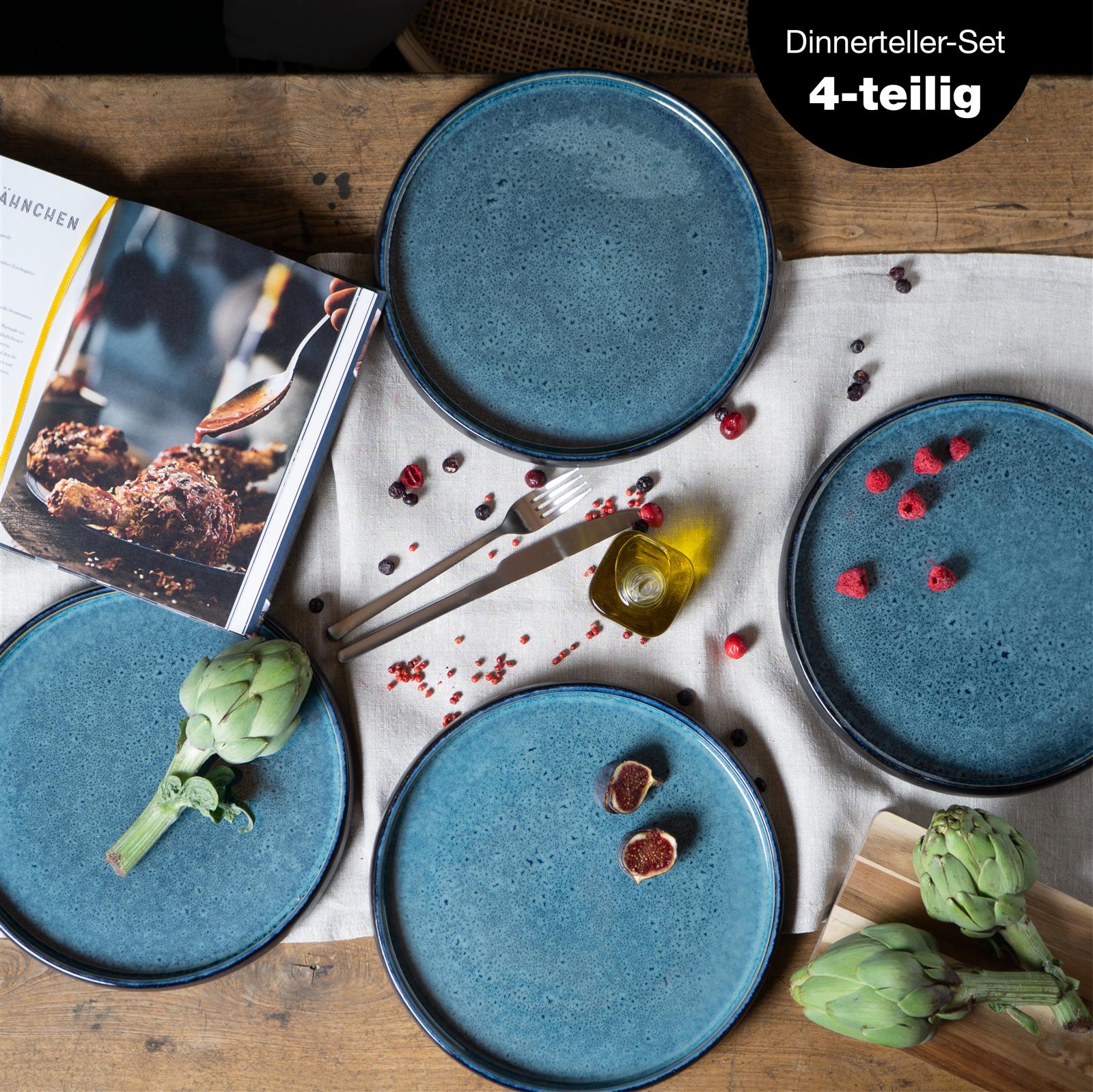 Ein 4-teiliges Gourmet-Dinner-Teller-Set in reaktivem Blau, das und Tischdekorationen vervollständigt