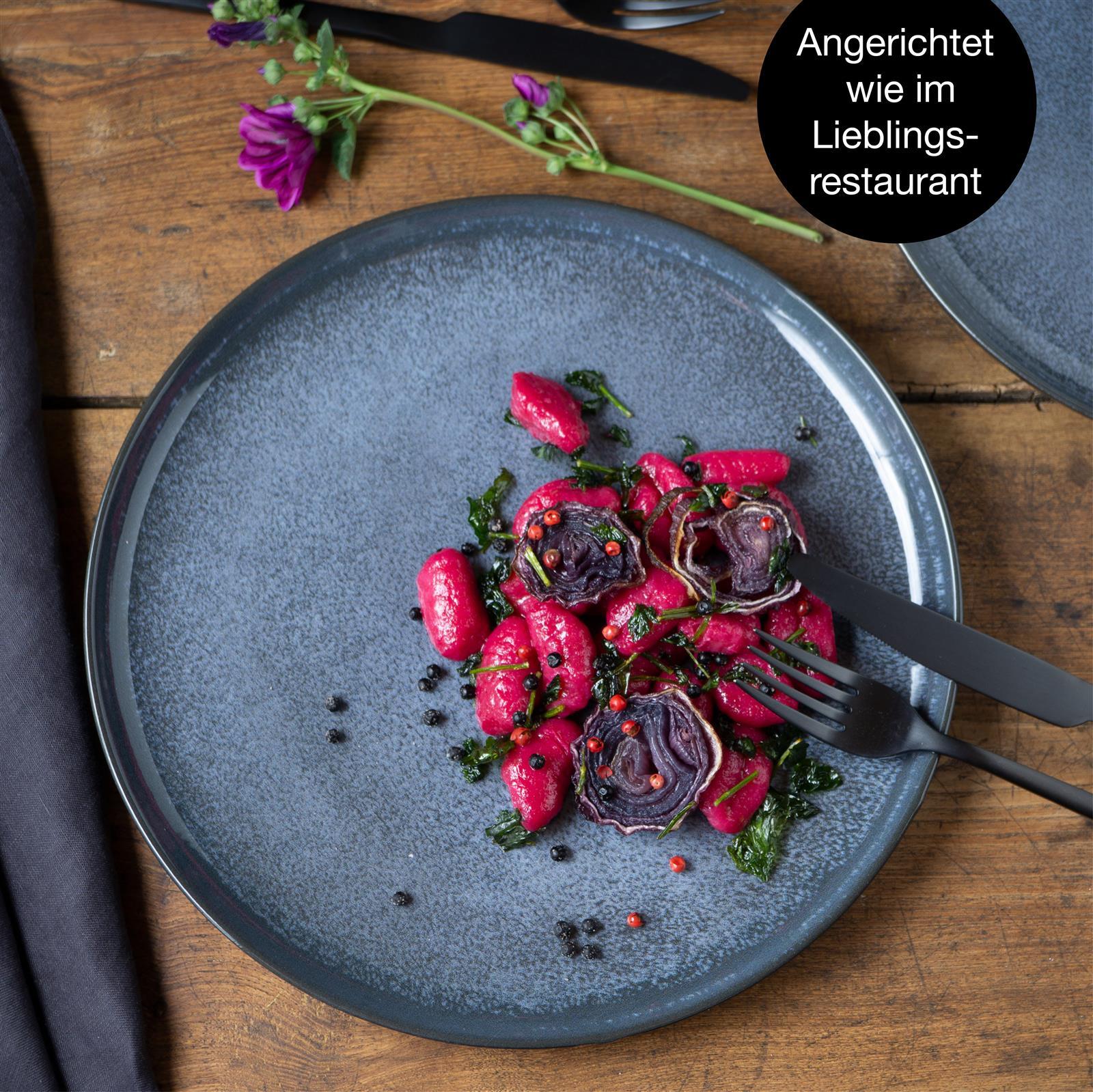 Tellerset in Blau, Sechsteiliges blaues Gourmet-Dinnerteller-Set auf hellem Hintergrund, 6-teilig, aus Keramik