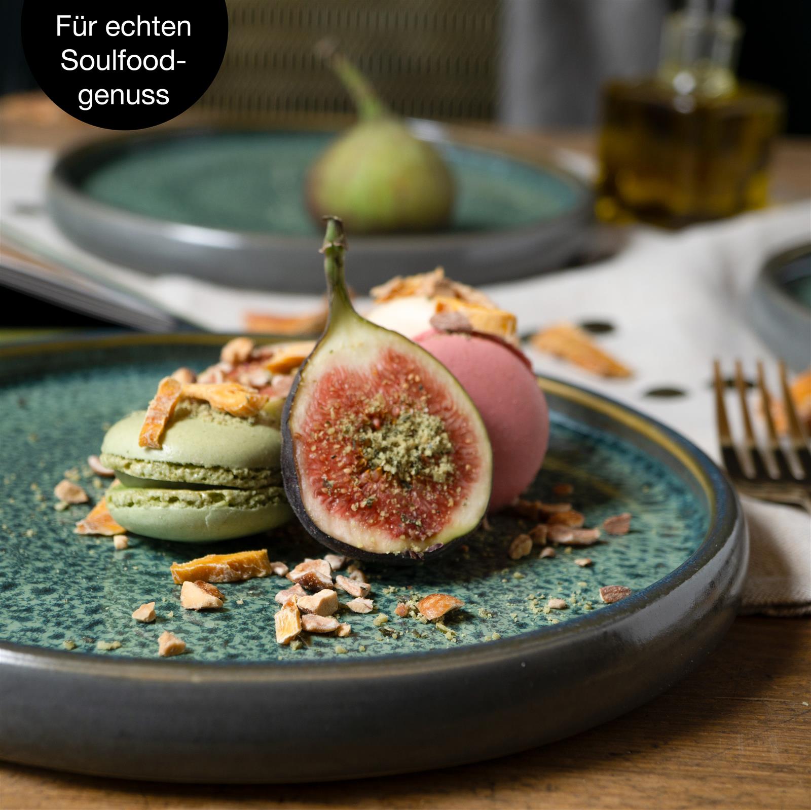 Gourmet Geschirr Set 18-teilig in reaktivem Grün, arrangiert auf einem Tisch. Teller, Schalen und Tassen mit reaktiver Glasur
