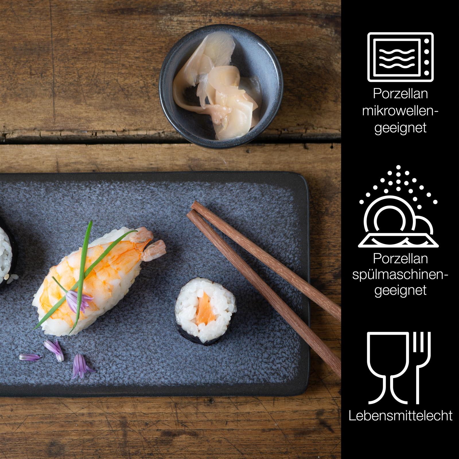 10-teiliges Sushi-Set in Blau aus Keramik mit Stäbchen und Sojaschälchen 10-teiliges Sushi-Set in Blau auf einem gedeckten Tisch, bestehend aus zwei rechteckigen Tellern, zwei kleinen Schälchen, zwei Paar Essstäbchen mit Halterungen und zwei Sojasaucen-Schälchen, stilvoll arrangiert auf dunklem Untergrund.