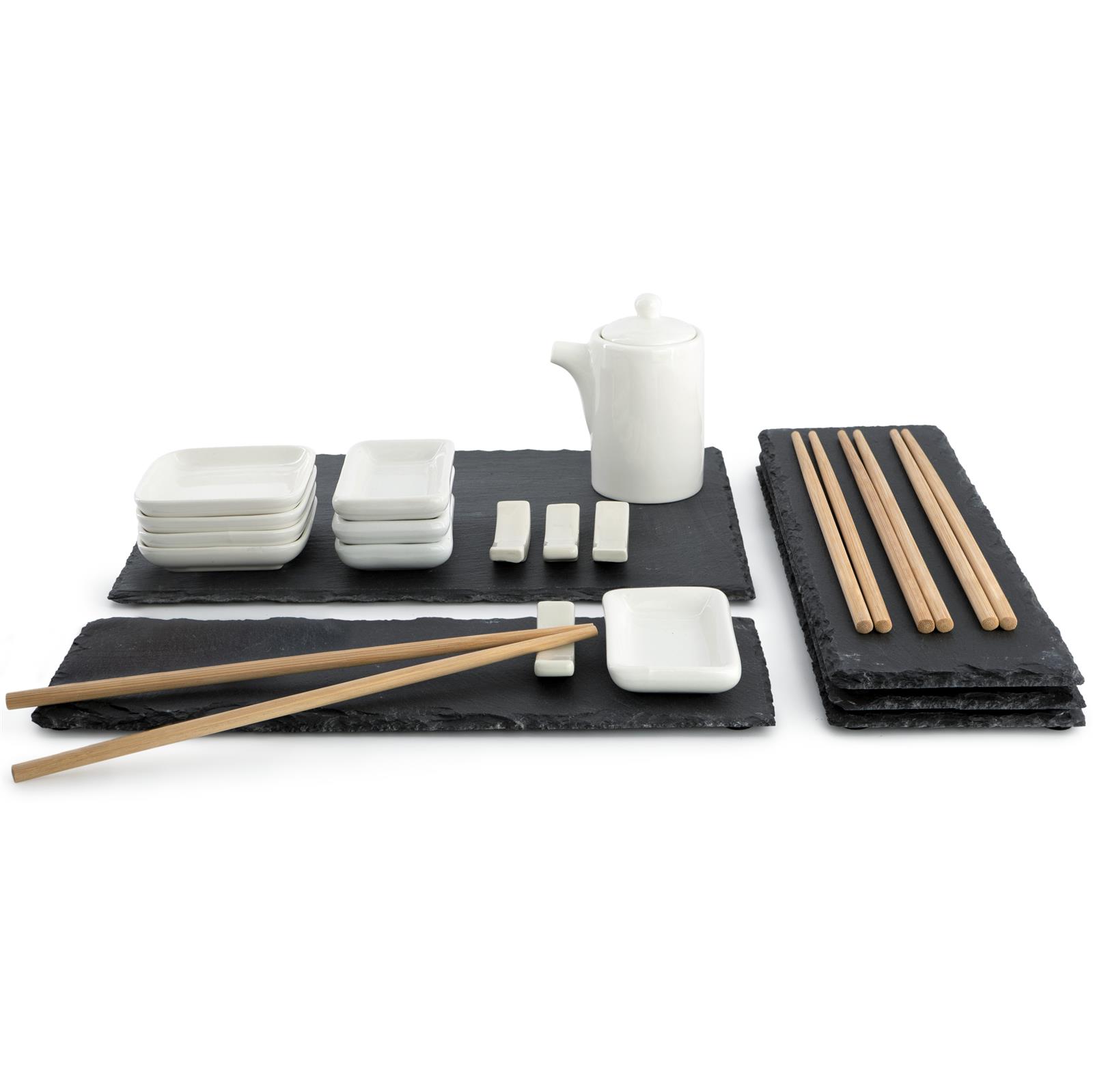 Edles Sushi-Set aus Schiefer mit Stäbchen und Schälchen auf Holztablett Sushi-Servierplatte aus dunklem Schiefer mit zwei Paar Bambusstäbchen, Sojasaucenschälchen und elegant angerichteten Sushi-Rollen auf heller Holzoberfläche – japanisches Sushiset für stilvollen Genuss.