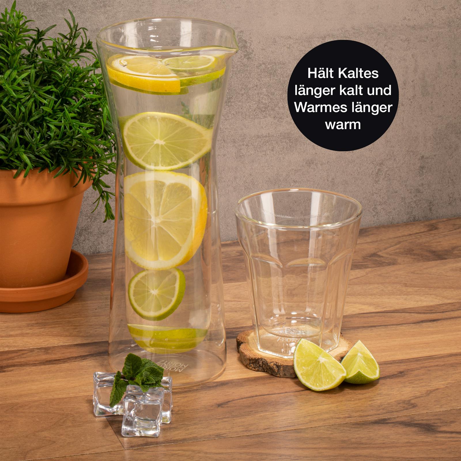 Klare Glas-Karaffe mit 690 ml Fassungsvermögen auf hellem Untergrund, zylindrische Form mit leicht ausgestelltem Ausguss