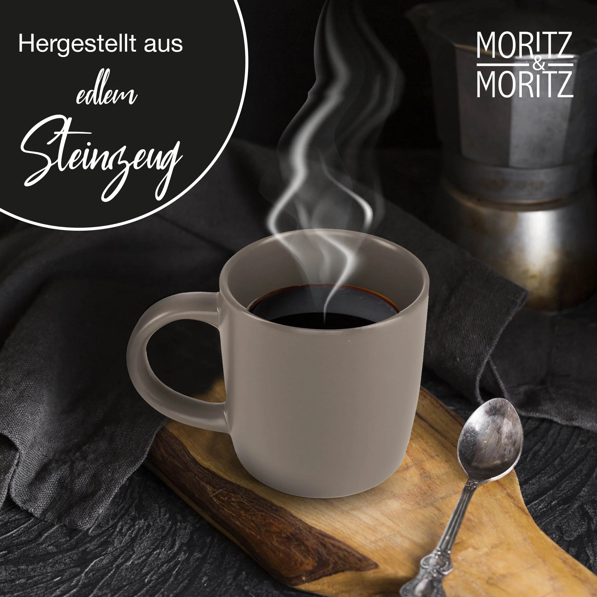 Sechsteiliges Set grauer Nordic-Kaffeetassen mit goldenen Henkeln auf einem hellen Untergrund arrangiert