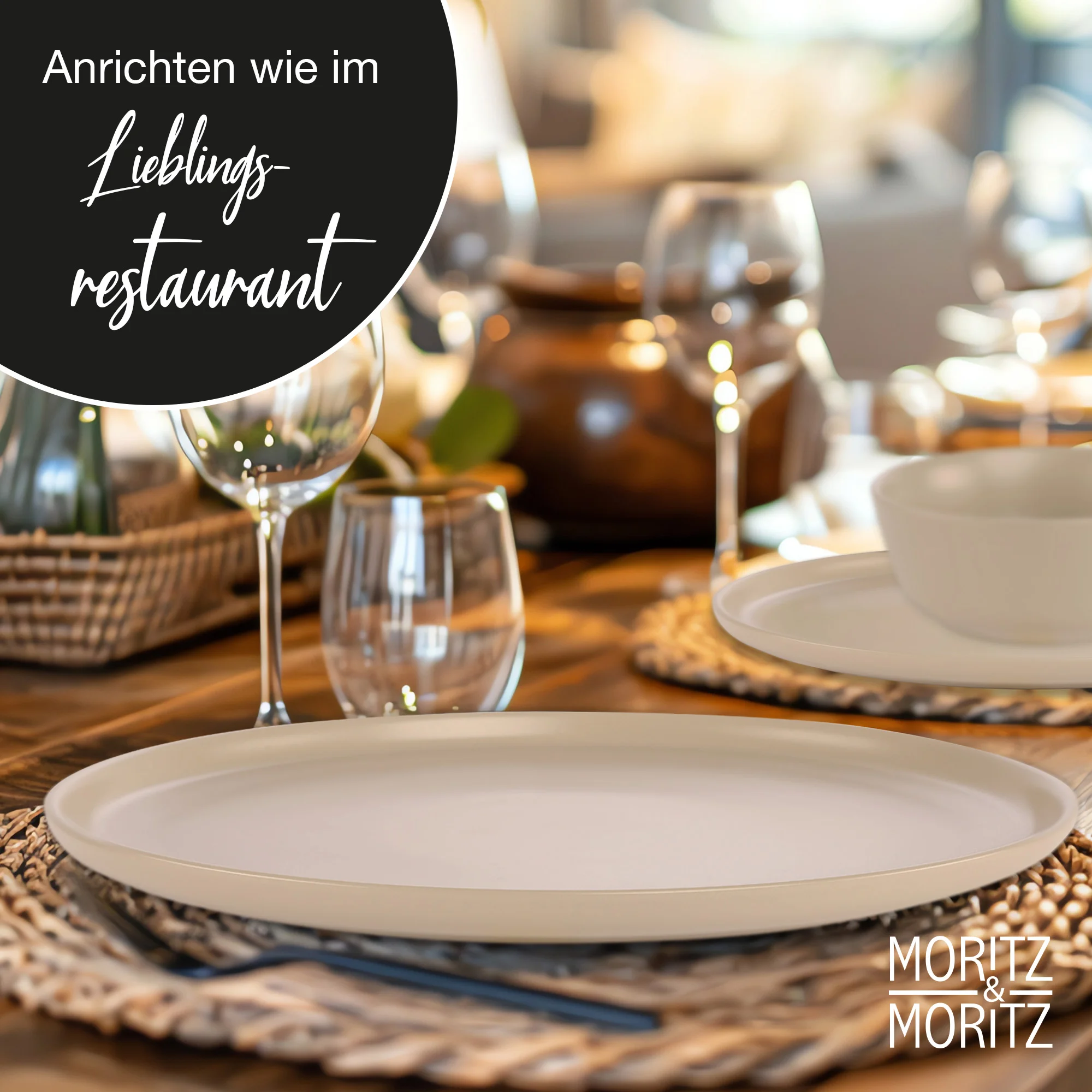 Ein rechteckiges Schneidebrett aus hellem Holz mit umlaufender Saftrille, darauf ein geschnittenes Steak, Gewürze und Kräuter; daneben ein Messer mit dunklem Griff – alles arrangiert auf einem dunklen Untergrund.