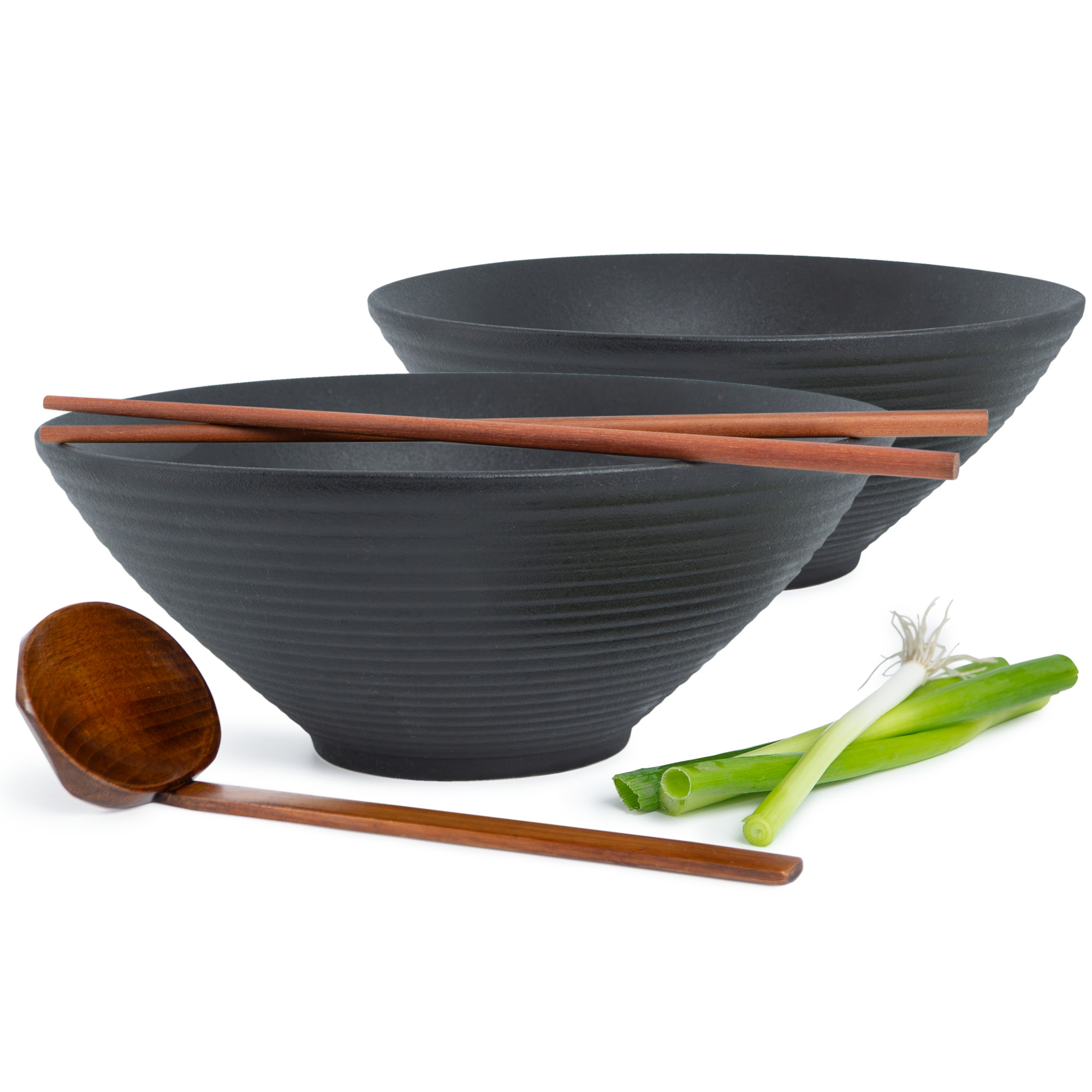 Set aus zwei schwarzen Gourmet-Ramen-Schalen mit feinen Rillen, mit angerichteter Speise