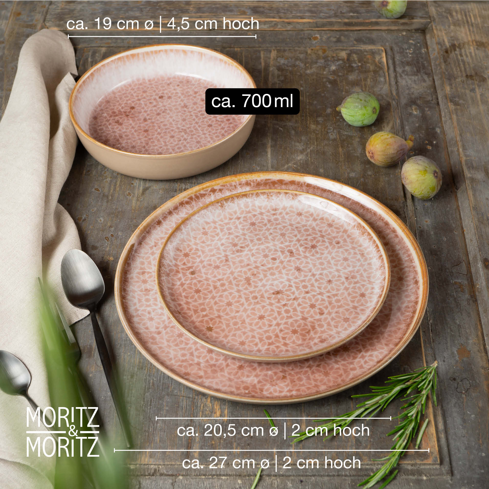 18-teiliges mediterranes Rosa Geschirrset von Moritz & Moritz, bestehend aus Tellern, Schalen und Tassen in pastellfarbenem Design, stilvoll auf einem Holztisch arrangiert. Ideal für elegante Dinnerpartys und moderne Tischdekoration.