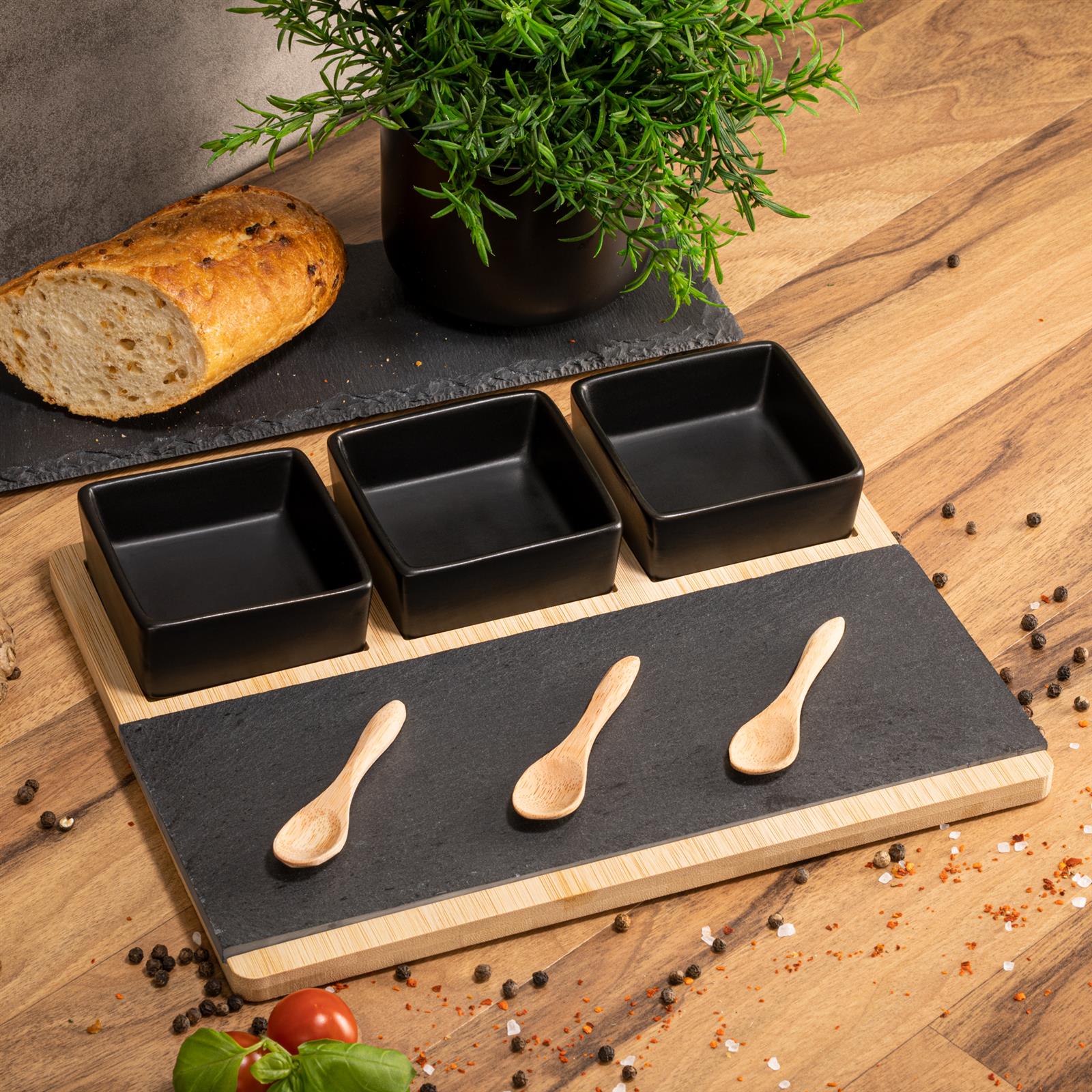 Schale in Schwarz, Ein Serviertablett-Set aus Bambus mit integrierter Schieferplatte und drei schwarzen Schalen