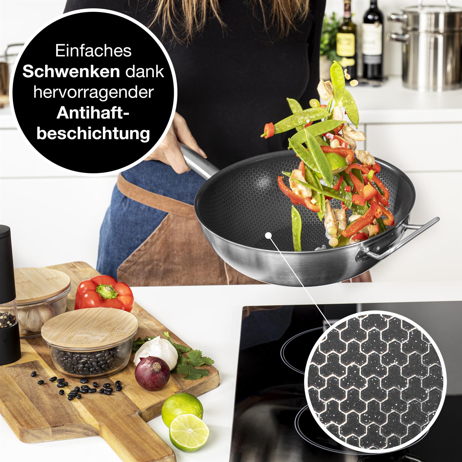 Schwarze Wokpfanne aus Edelstahl mit ergonomischem Griff, 30 cm Durchmesser, steht auf weißem Hintergrund