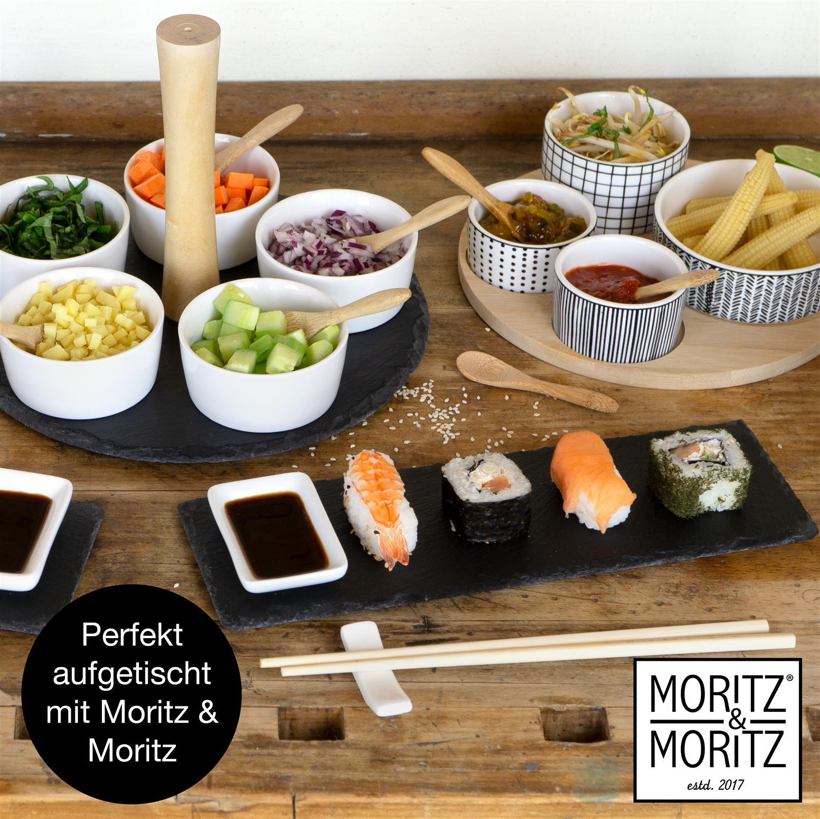 Zwei elegante Schieferplatten mit angerichteten Gewürzen und Zitronengras auf dunklem Hintergrund – eine Platte mit getrocknetem Zitronengras, Chiliflocken und Pfefferkörnern, die andere mit Gewürzmischungen; stilvoll arrangiert als hochwertiges Produktfo