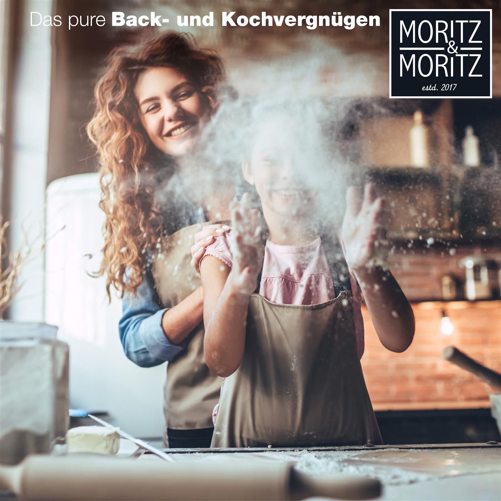 Buntes Messlöffel-Set aus Kunststoff auf weißem Hintergrund, aus Edelstahl