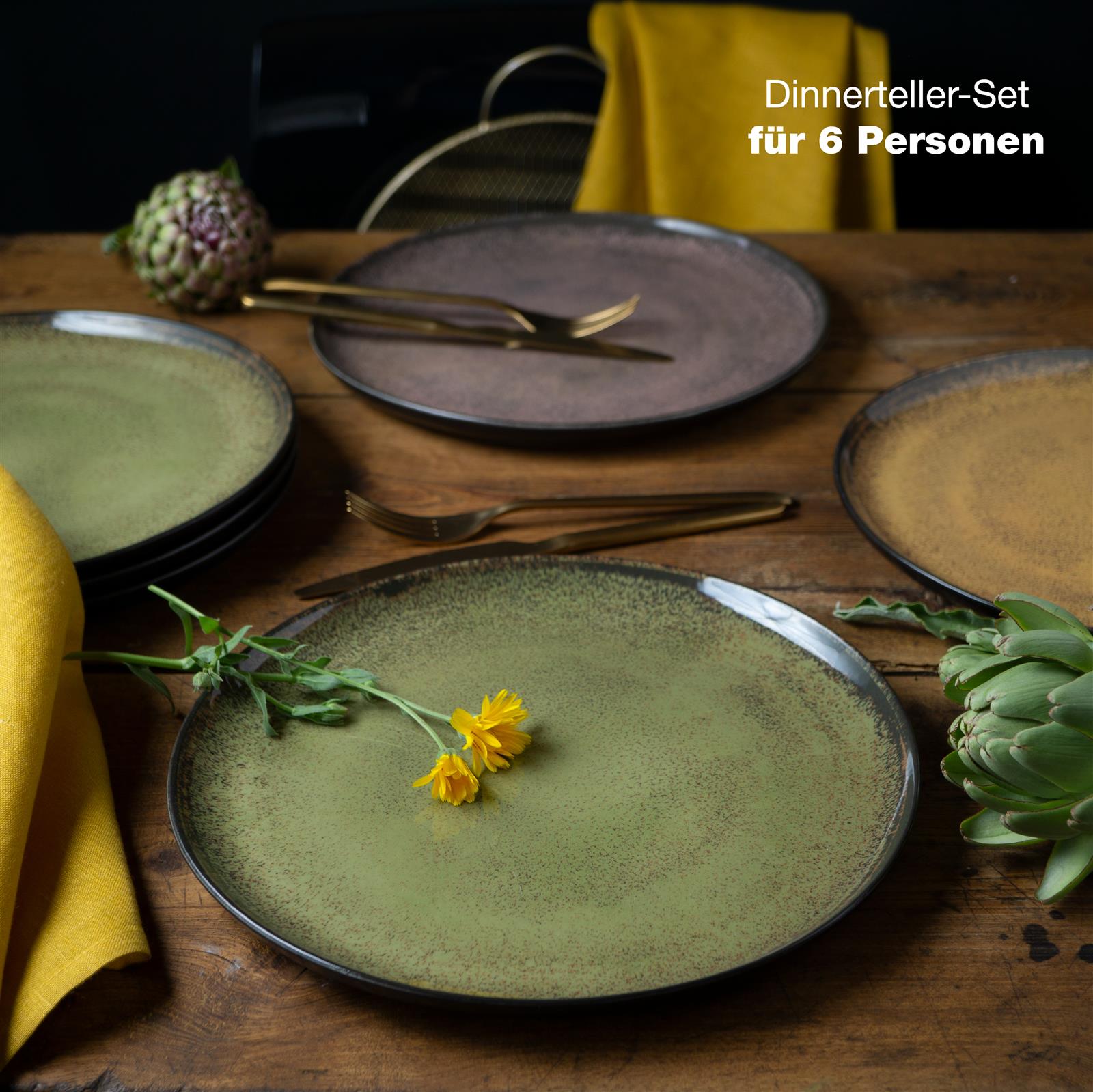 Tellerset in Vintage, Sechsteiliges Dinner-Teller-Set in Vintage-Optik auf heller Steinoberfläche arrangiert