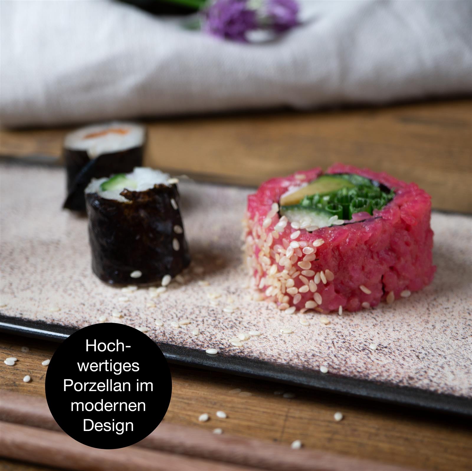 10-teiliges Sushiset in Beige, bestehend aus zwei rechteckigen Keramiktellern, zwei kleinen Dip-Schälchen