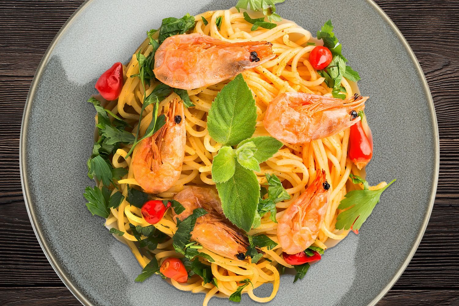 Mediterrane Spaghetti mit Garnelen – einfach & aromatisch