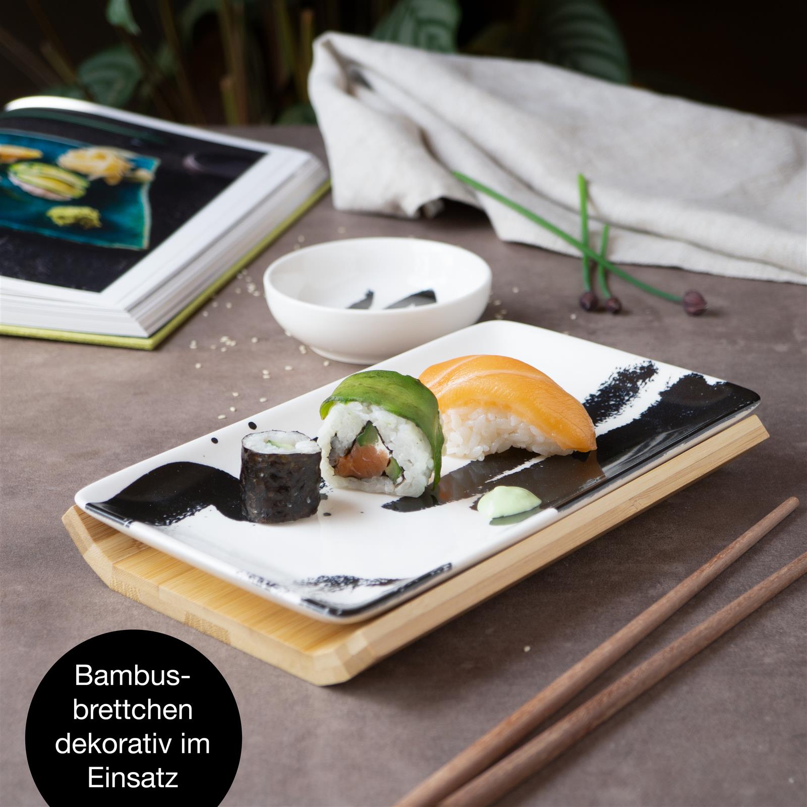 Sushi-Geschirr in Schwarz, Schwarz-weißes 6-teiliges Gourmet-Sushiset mit Pinselstrich-Design, bestehend aus Tellern