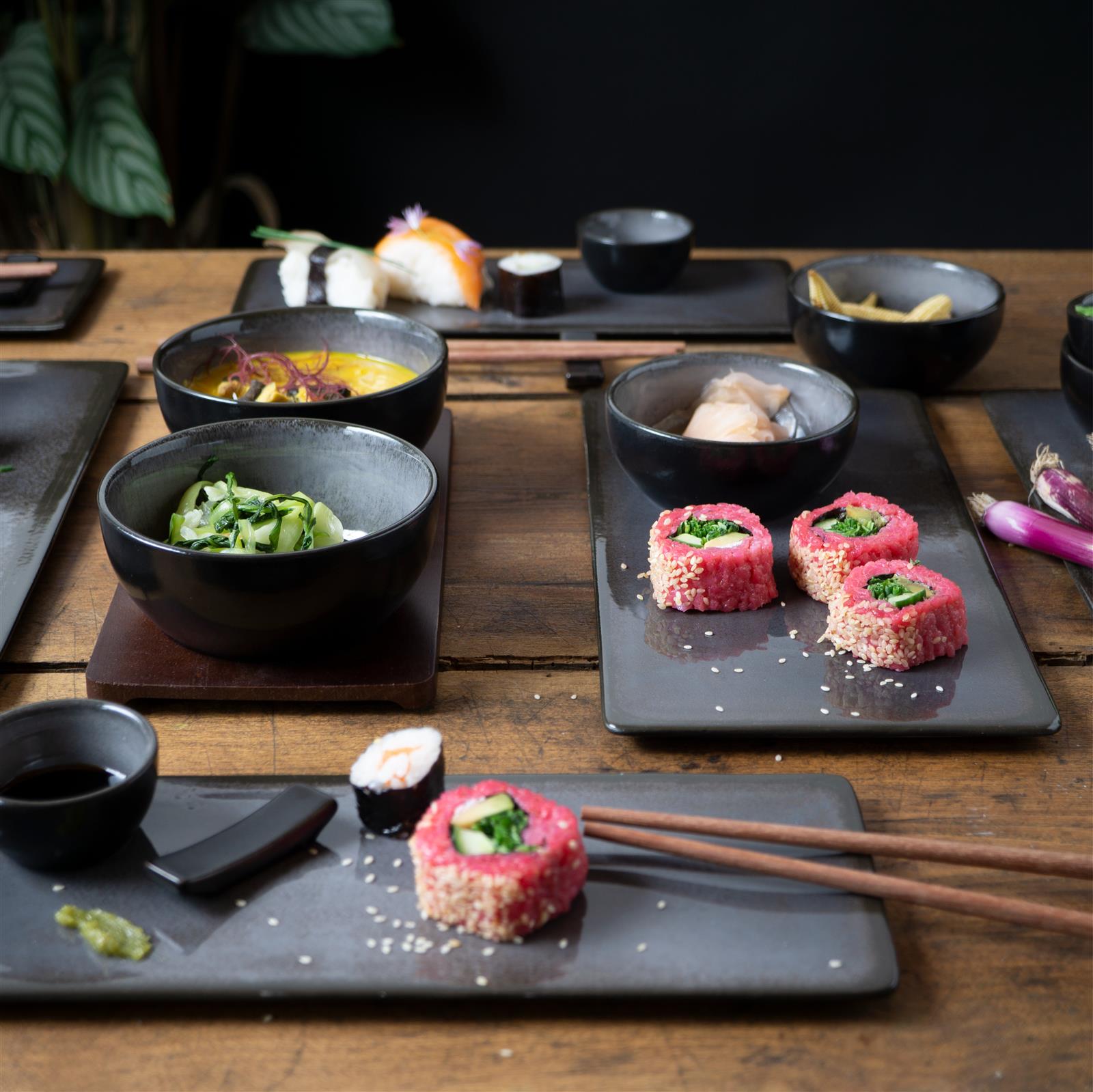 Sushi-Geschirr in Grau, 29-teiliges graues Sushi-Set auf einem Holztisch
