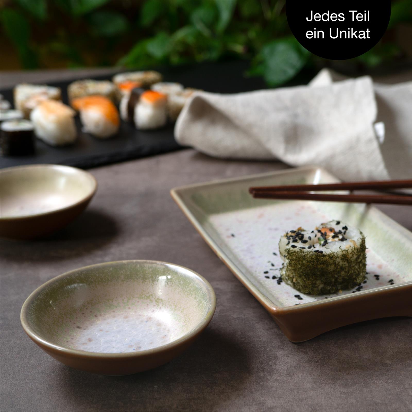 Sushi-Geschirr in Beige, Beige und lila Gourmet-Sushi auf einem hellen Geschirr, kunstvoll angerichtet mit Dekoration