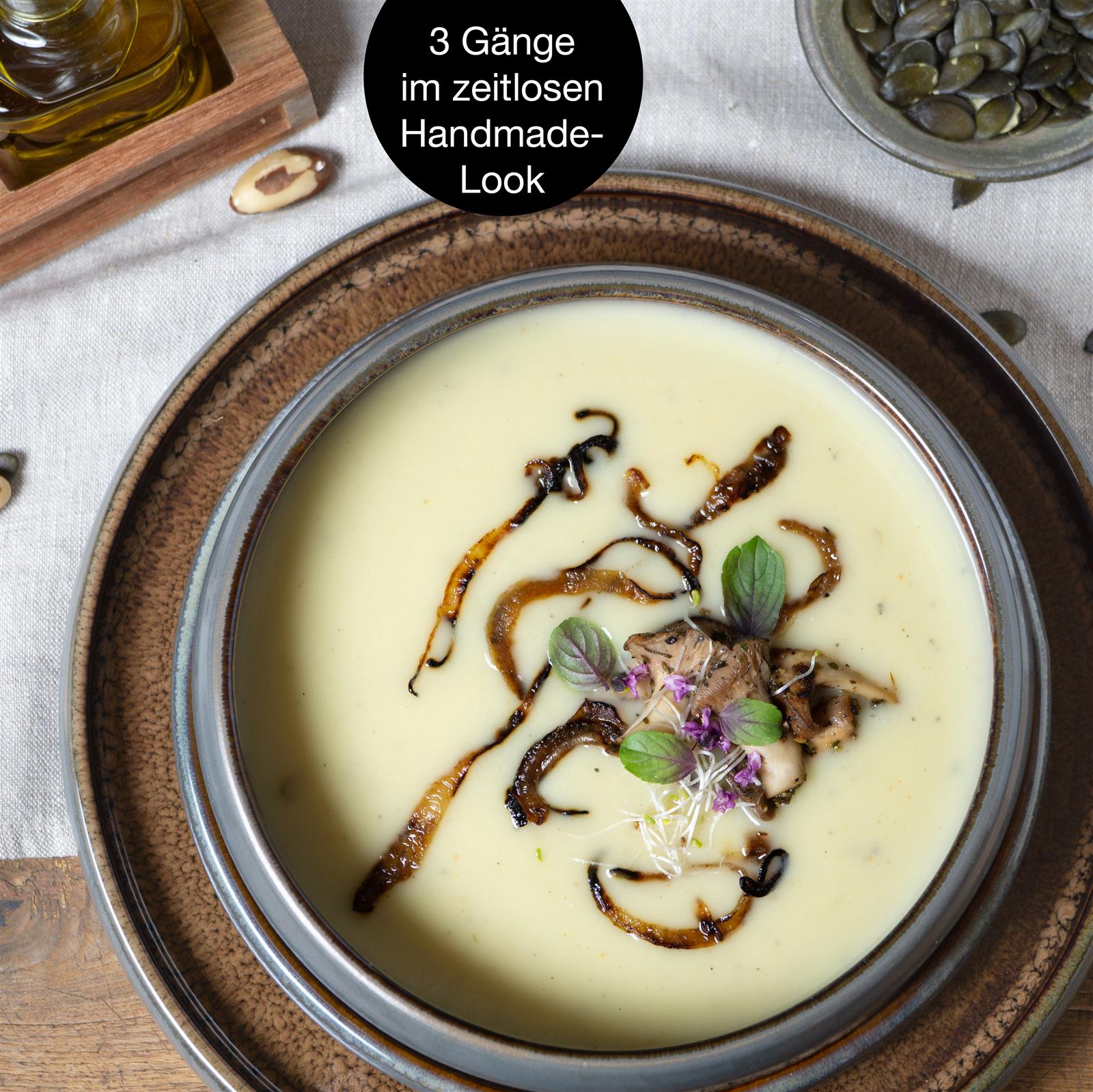 Modernes Geschirrset in Beige aus Keramik – 16-teiliges Tafelservice für 4 Personen Beiges Geschirrset aus Keramik auf hellem Hintergrund, bestehend aus einem flachen Teller, einem tiefen Teller, einem kleinen Teller und einer Tasse mit Untertasse, modern und minimalistisch gestaltet.