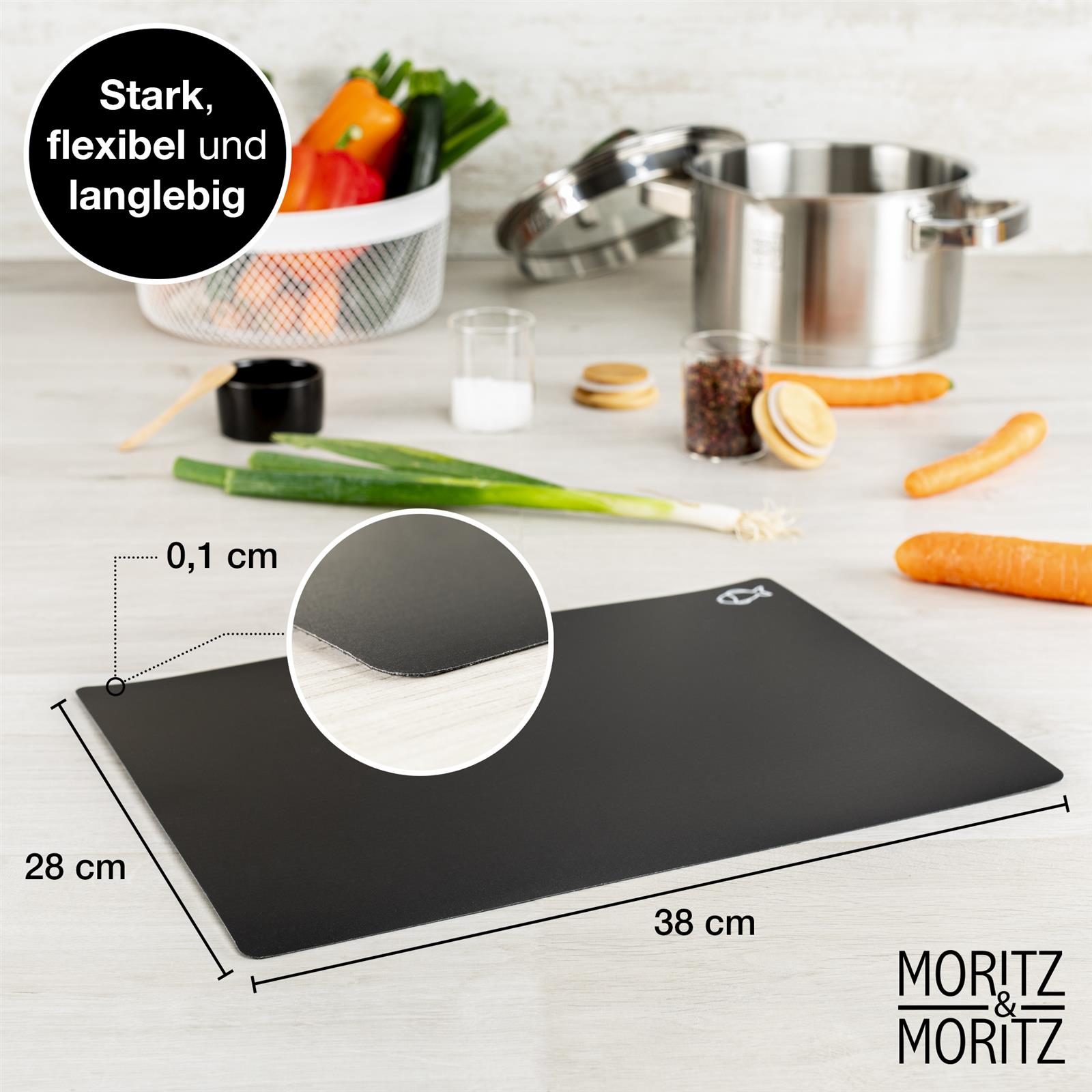 Vier flexible Schneideunterlagen in Dunkelblau, gestaffelt übereinandergelegt; jede ist mit einem weißen Symbol für verschiedene Lebensmittelkategorien bedruckt (Fisch, Fleisch, Gemüse, Brot).