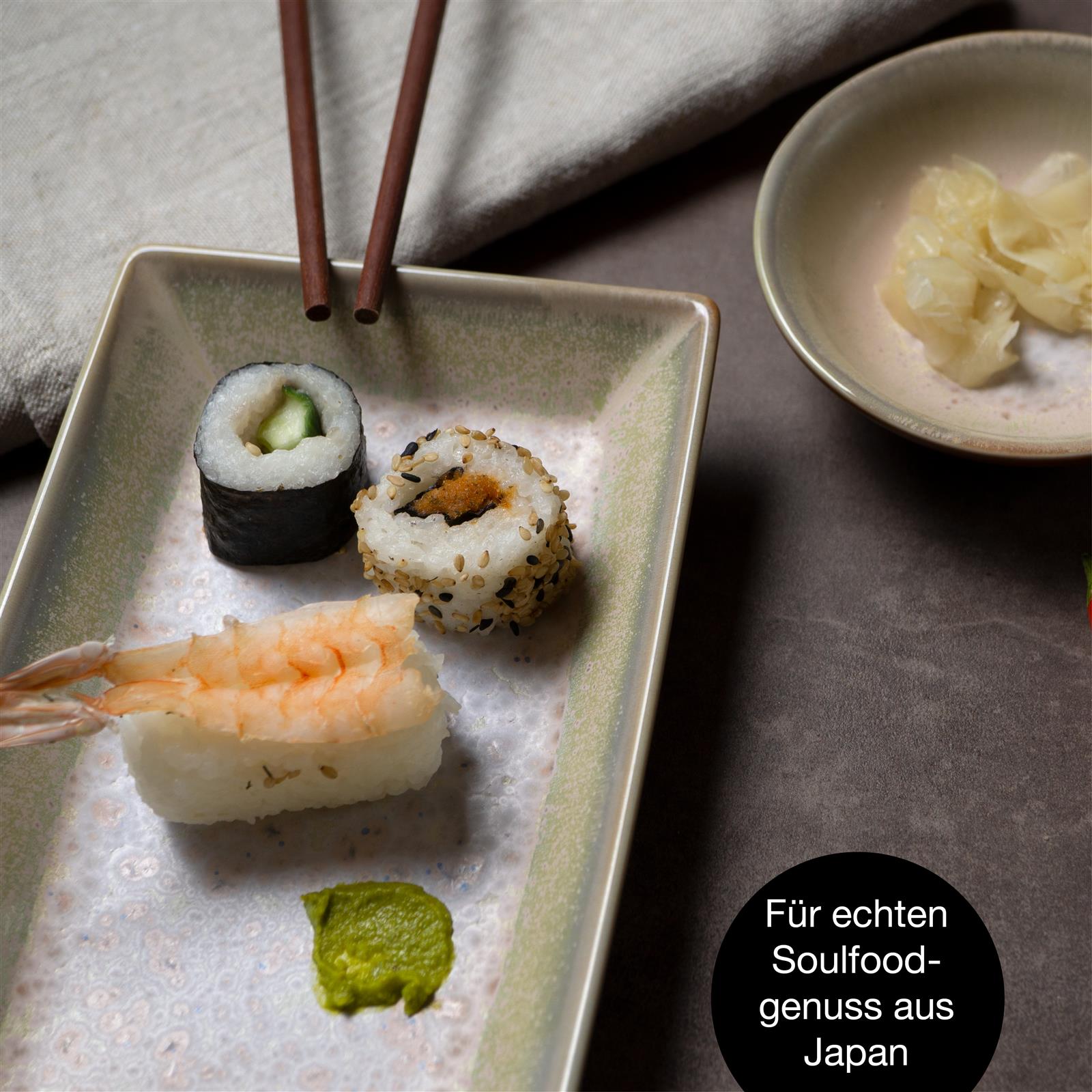 Gourmet Sushi Arrangement in Beige und Lila auf Platte mit detailreicher Garnierung und authentischen Zutaten