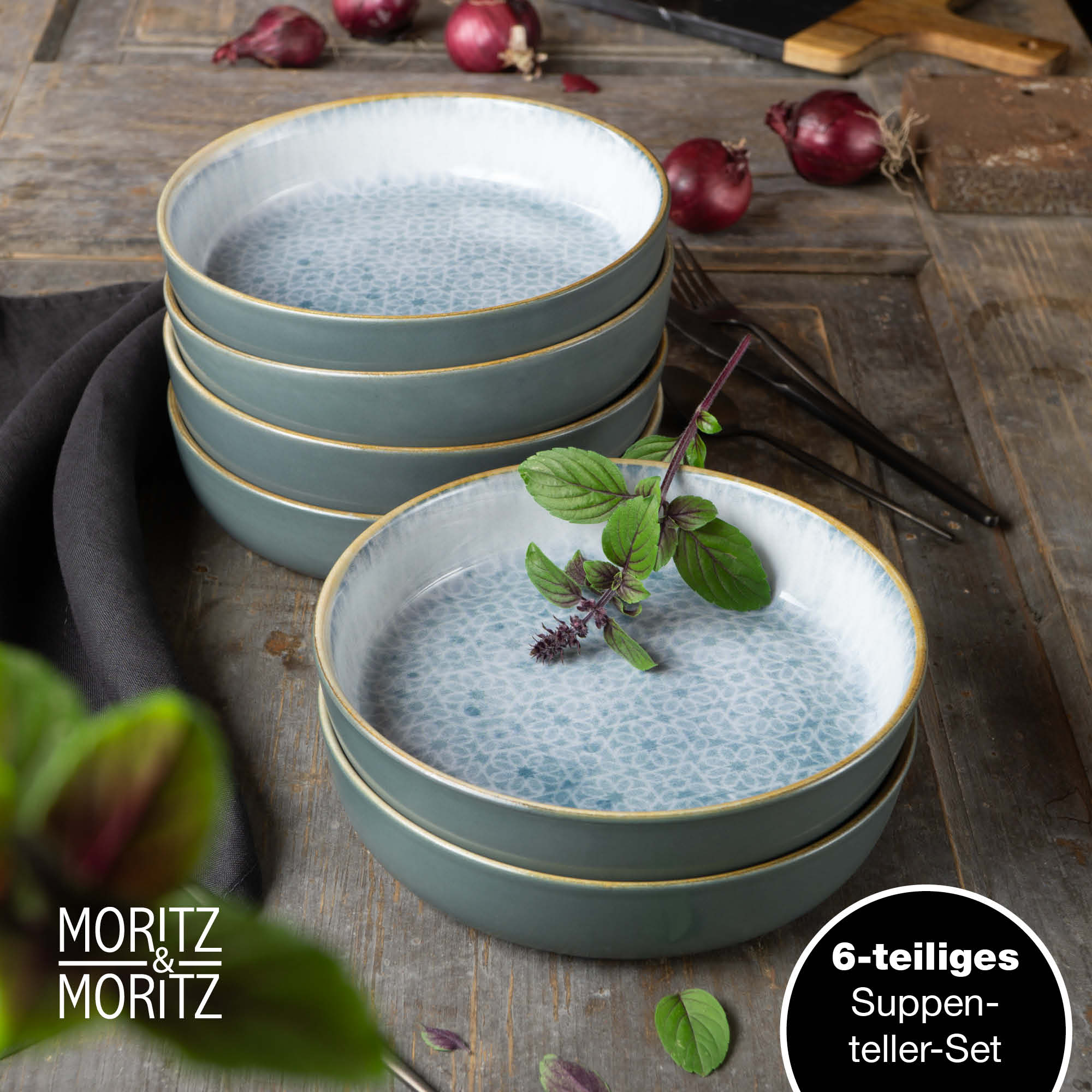 Sechsteiliges Set mediterraner blauer Suppenteller auf Holztisch mit Design, 6-teilig