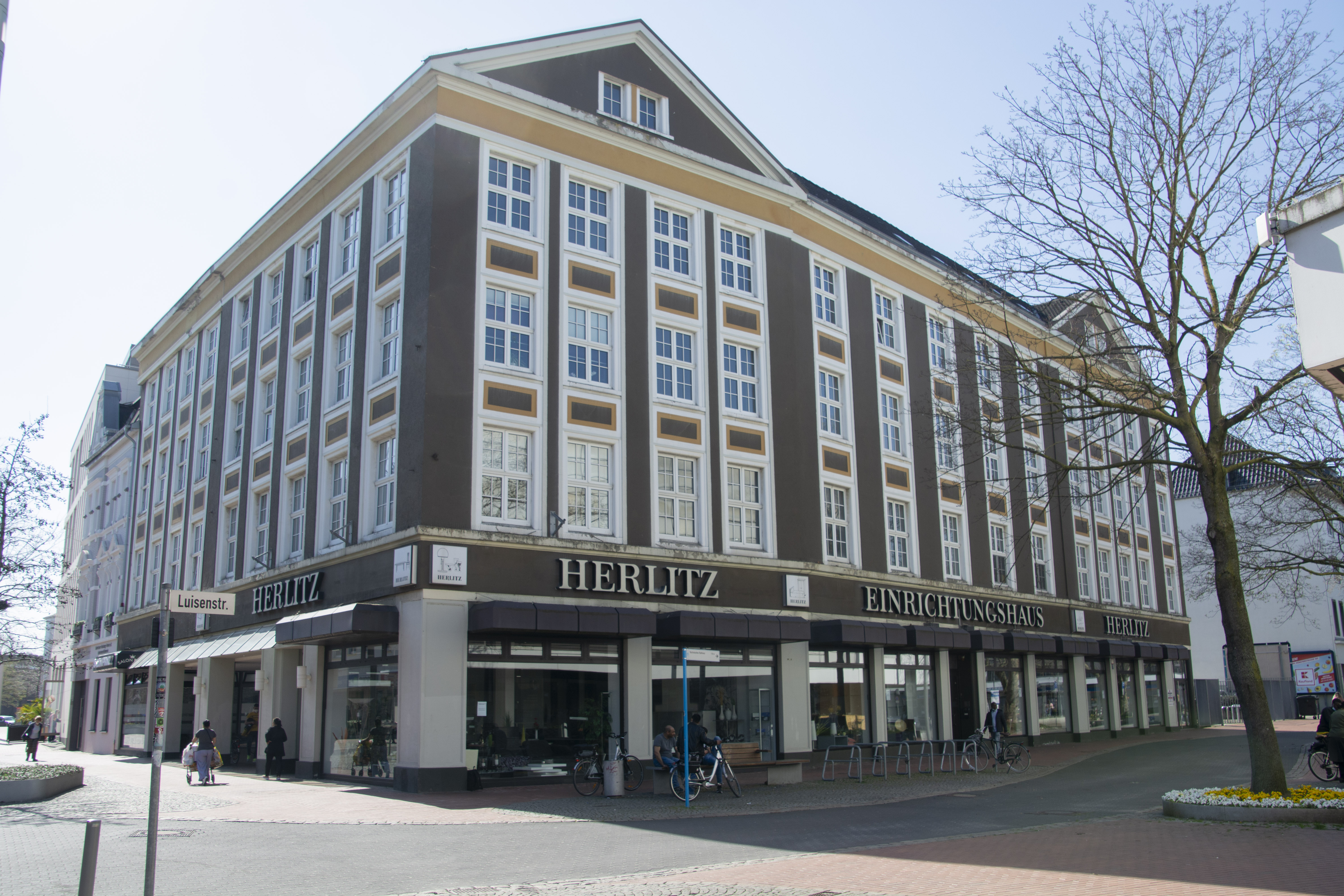 Hochwertige Gewürzmischungen in stilvollen Gläsern auf Holzbrett – Moritz & Moritz Premium BBQ Set Vier elegante Sektgläser mit prickelndem Moritz & Moritz Sekt stehen auf einem festlich gedeckten Tisch; im Hintergrund unscharf Lichterketten und Weihnachtsdekoration in warmem Licht – stilvolles Ambiente für Weihnachten oder Silvester.