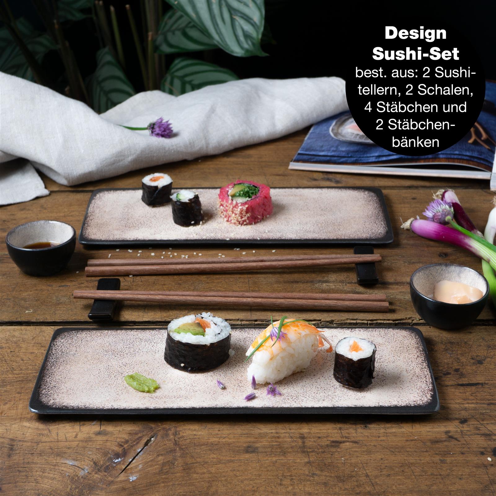 10-teiliges Sushiset in Beige mit Essstäbchen und Servierplatten aus Keramik 10-teiliges Sushi-Set in Beige auf einem dunklen Untergrund, bestehend aus zwei rechteckigen Tellern, zwei Schälchen, zwei Paar Essstäbchen mit Ablagen und zwei Sojasaucen-Schälchen, sorgfältig arrangiert für eine stilvolle Tischpräsentation.
