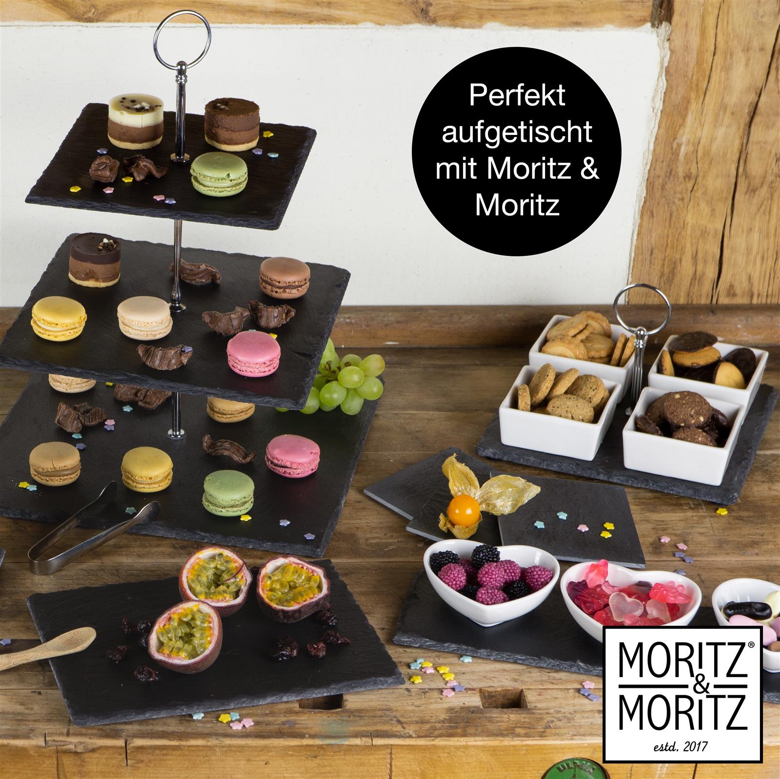 Holzbrett in Grün, Zwei Bratwürste mit knuspriger, goldbrauner Kruste liegen auf einem Holzbrett