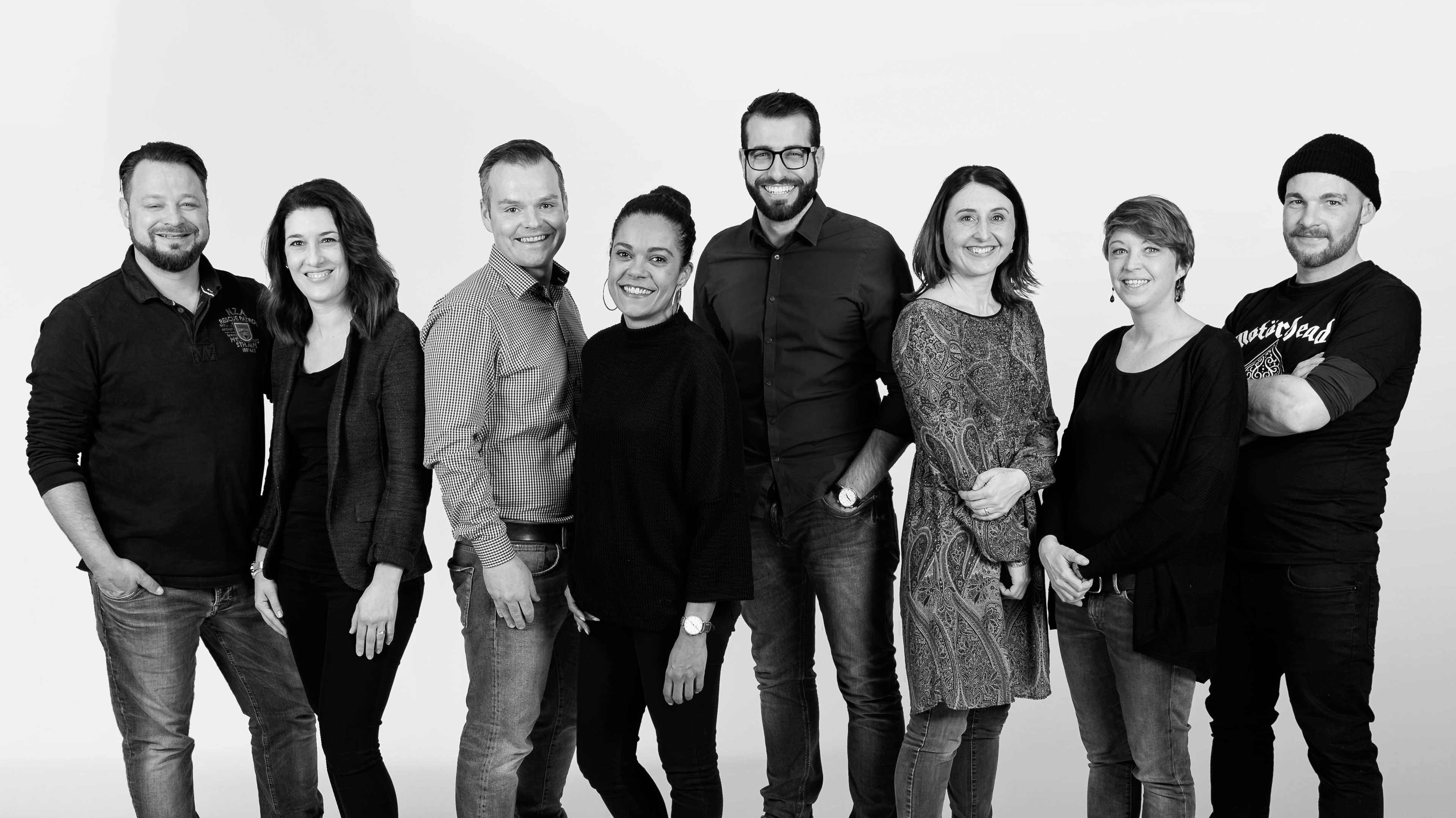 Menschen genießen das Stadtfest bei Live-Musik und Essen im Freien bei sonnigem Wetter Zwei Männer in festlicher Tracht stoßen mit Biergläsern bei einem Stadtfest im Freien an, umgeben von fröhlichen Menschen, bunten Luftballons und sommerlicher Dekoration, vor dem Hintergrund eines sonnigen Tages mit blauem Himmel – symbolisch für bayerisc