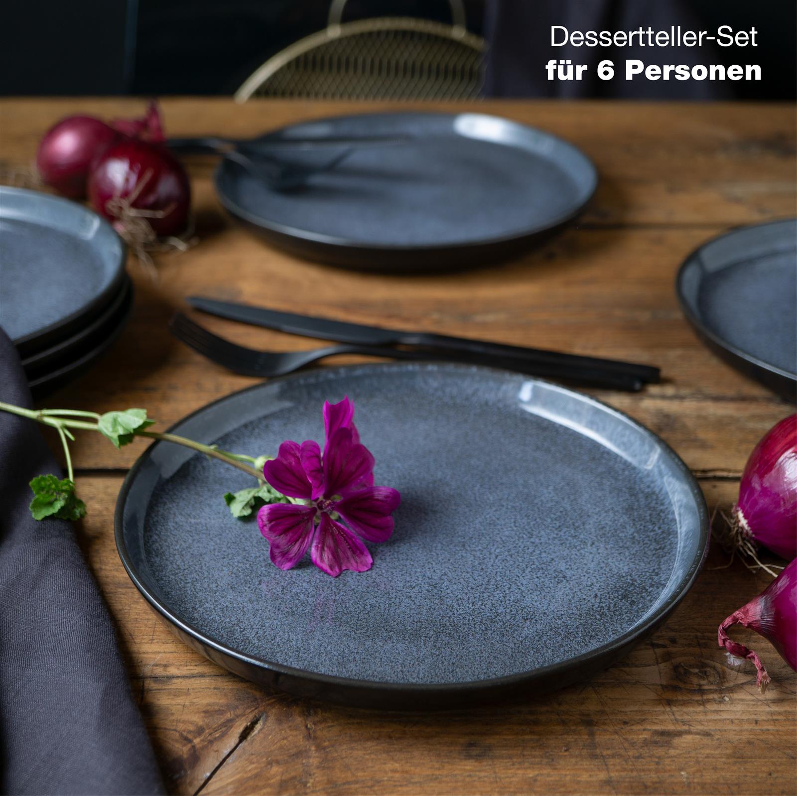 Sechs blaue Gourmet-Salatteller aus Glas in Halbkreis-Anordnung auf weißem Untergrund, Design mit strukturierter Oberfläche