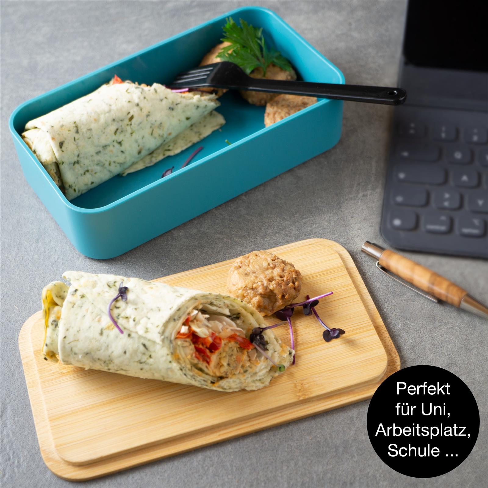 Bento-Box in Blau mit mehreren Fächern, gefüllt mit verschiedenen Speisen, auf einem hellen Hintergrund präsentiert