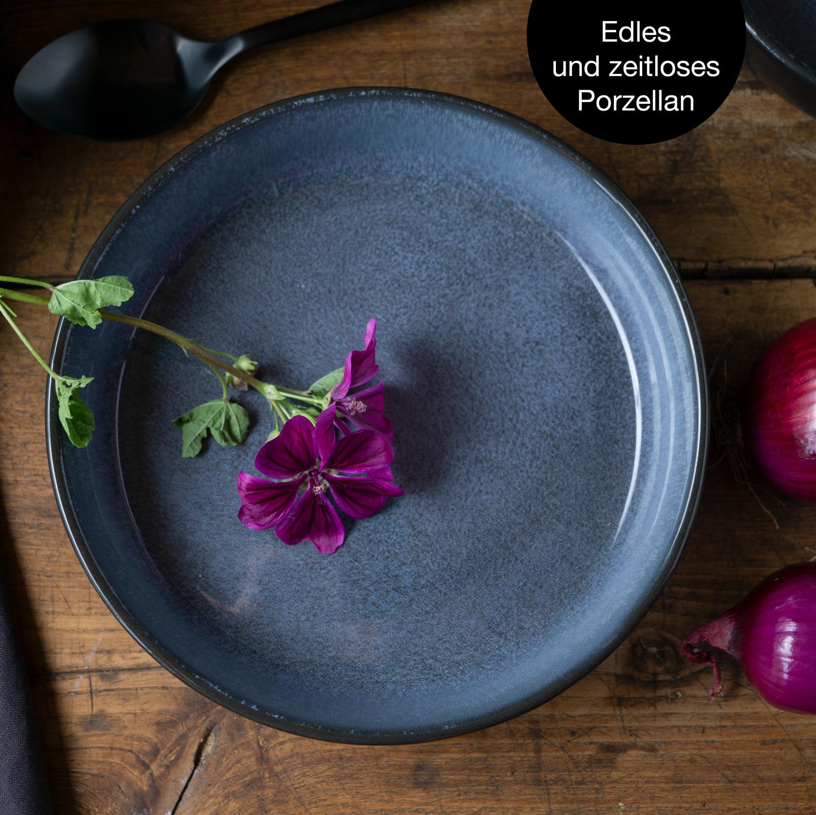 Tellerset in Blau, Sechsteiliges Gourmet-Suppenteller-Set in Blau auf dunkler Holzoberfläche arrangiert