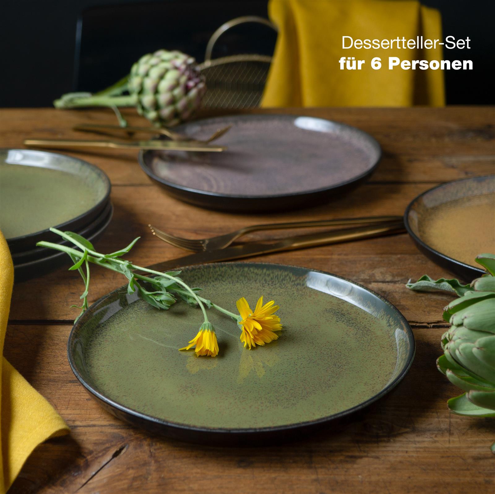 6-teiliges Salatteller-Set Vintage aus Glas – Moritz & Moritz Gourmet Geschirr Sechs Vintage-Salatteller aus glasierter Keramik in sanften Grün- und Brauntönen, dekorativ auf einem Holztisch arrangiert, teilweise mit Salat und Besteck befüllt – stilvolles 6-teiliges Gourmet-Salattellerset von Moritz & Moritz.